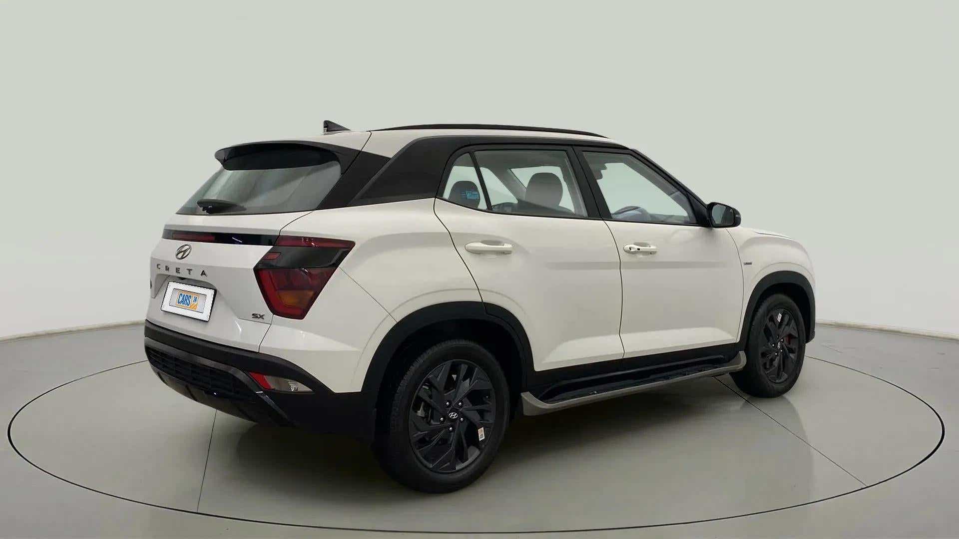 Rear three-quarter of a Atlas White With Abyss Black Hyundai Creta 2018-2023