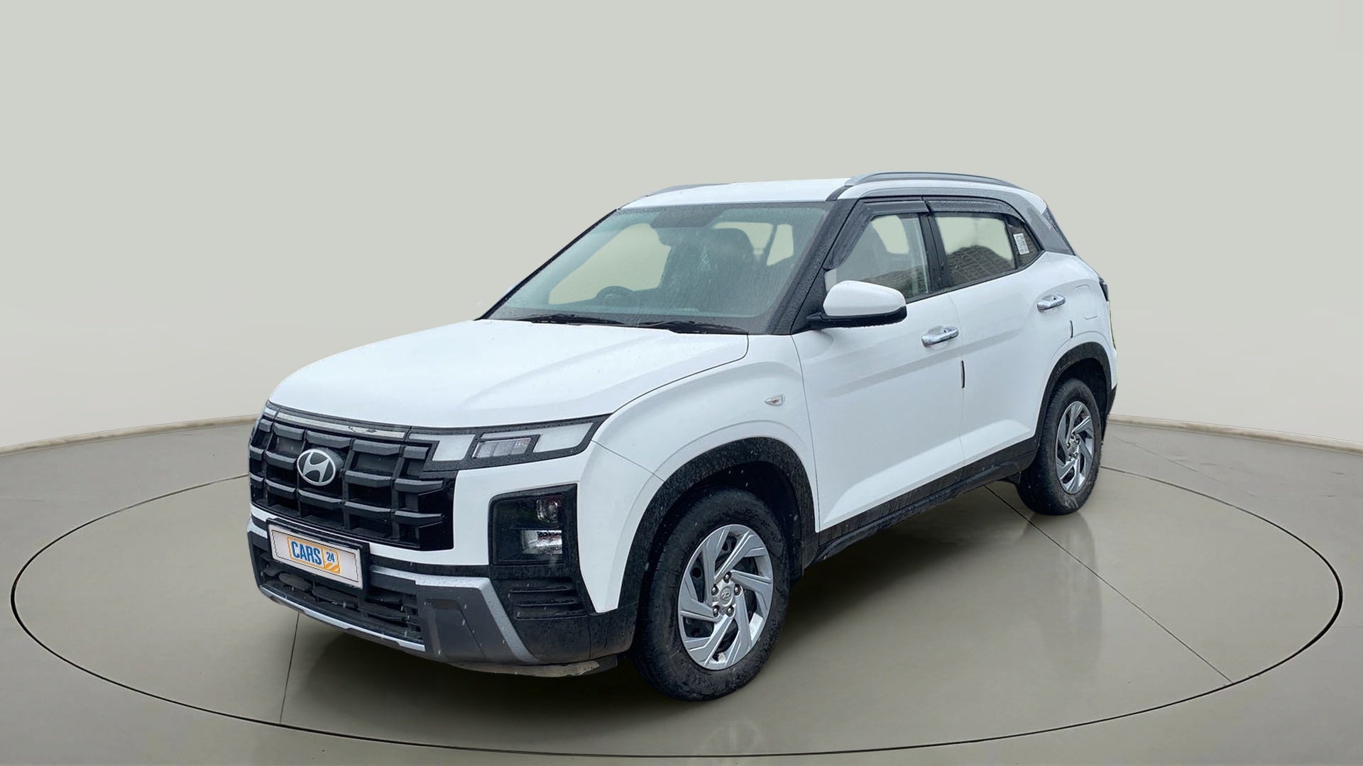 Front three-quarter view of a Atlas White with Abyss Black Hyundai Creta