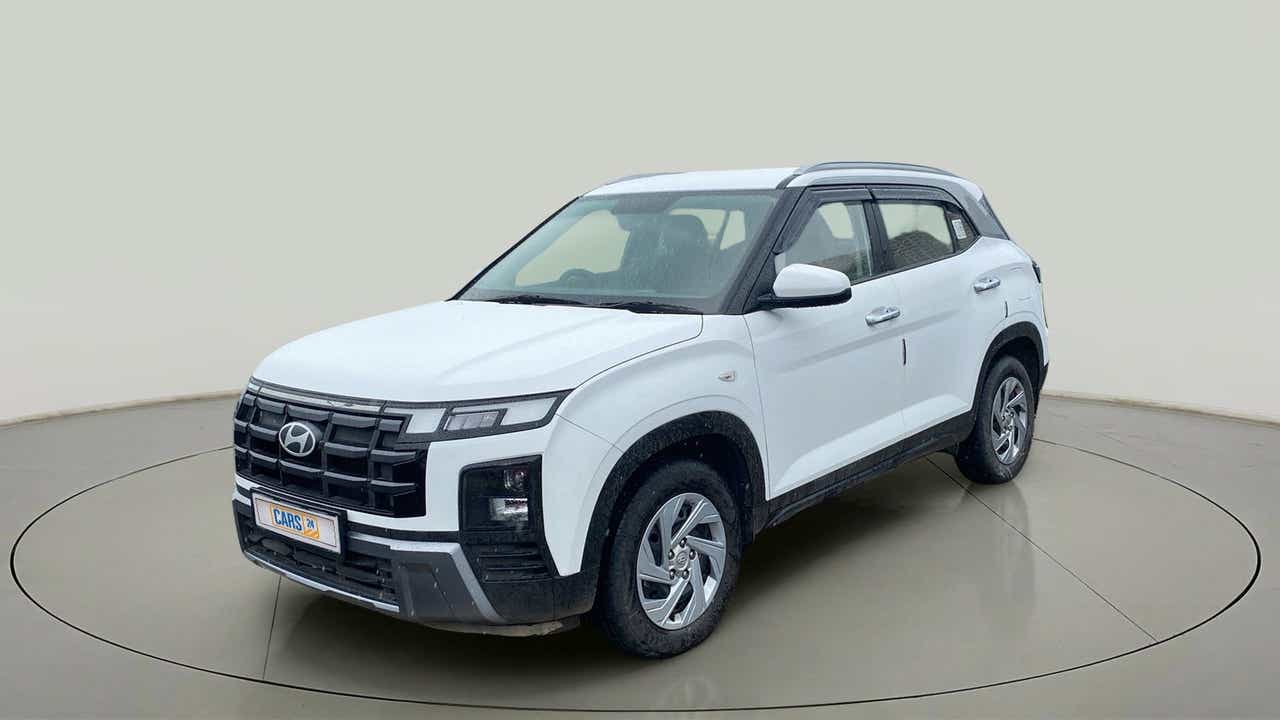Front three-quarter view of a Atlas White with Abyss Black Hyundai Creta