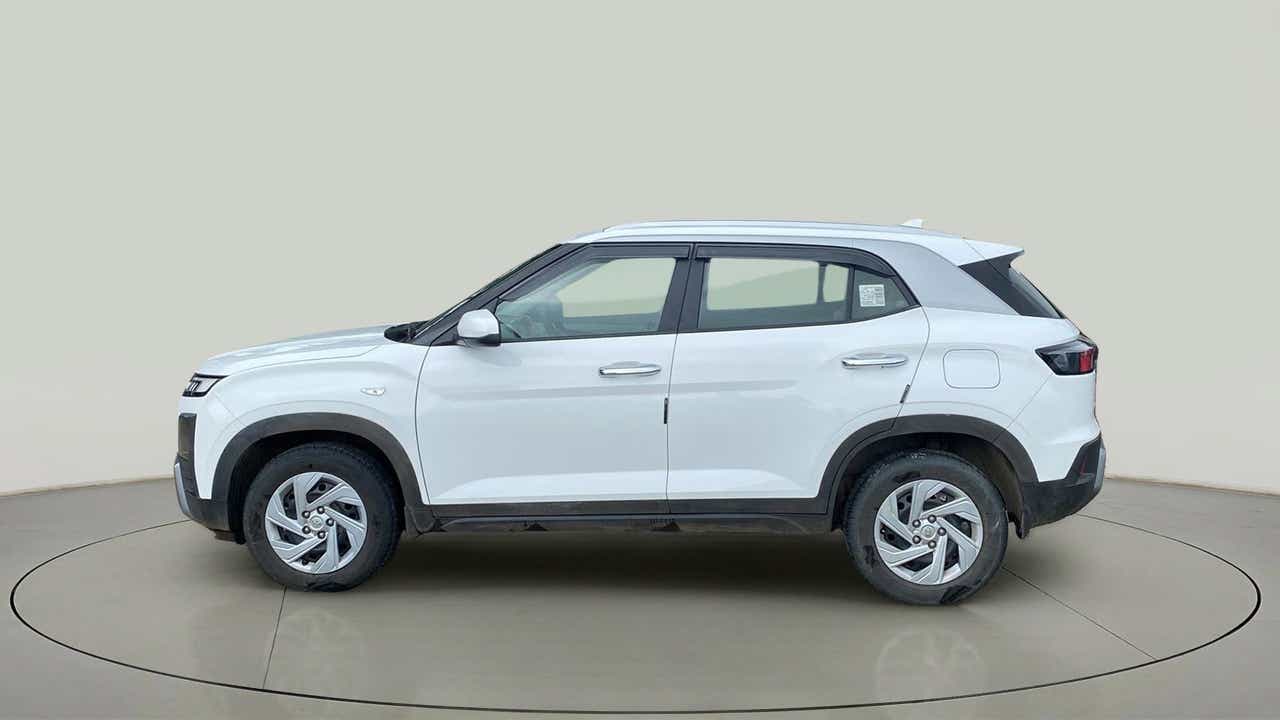 Side view of a Atlas White with Abyss Black Hyundai Creta
