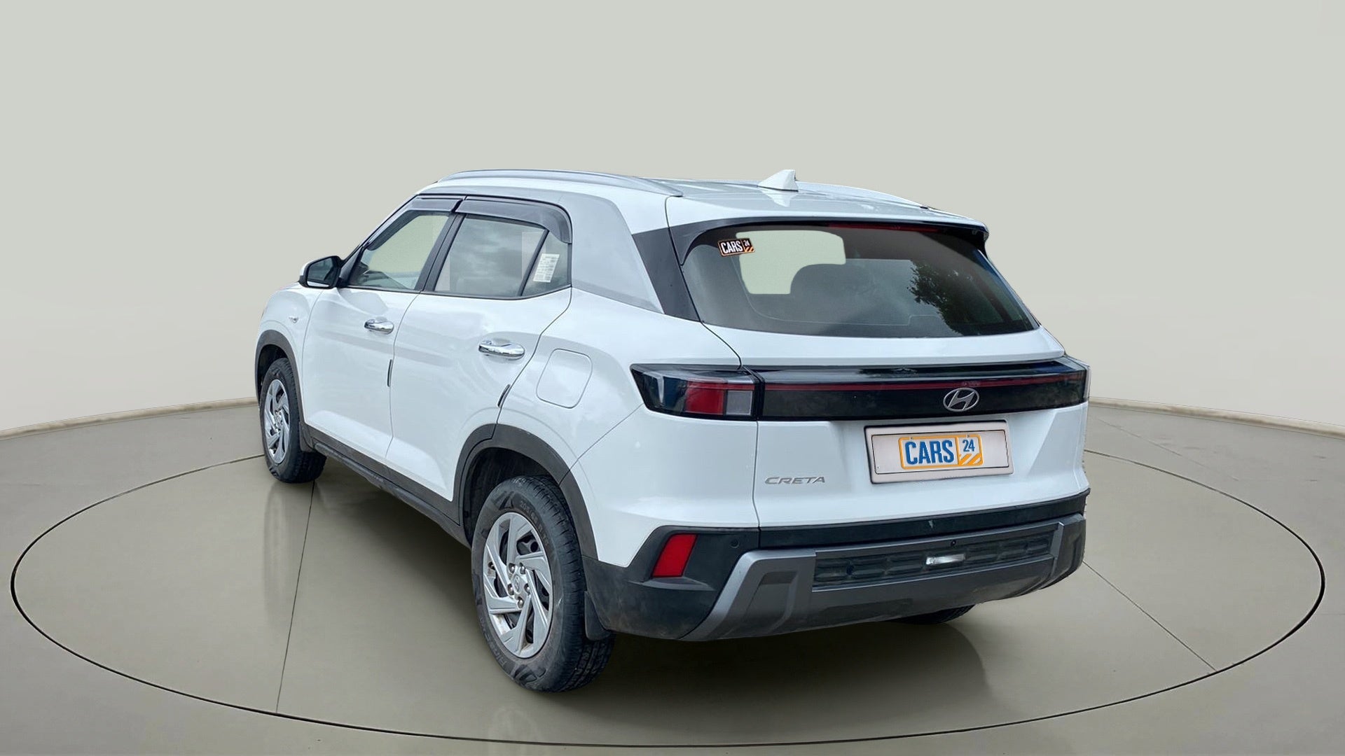 Rear three-quarter of a Atlas White with Abyss Black Hyundai Creta