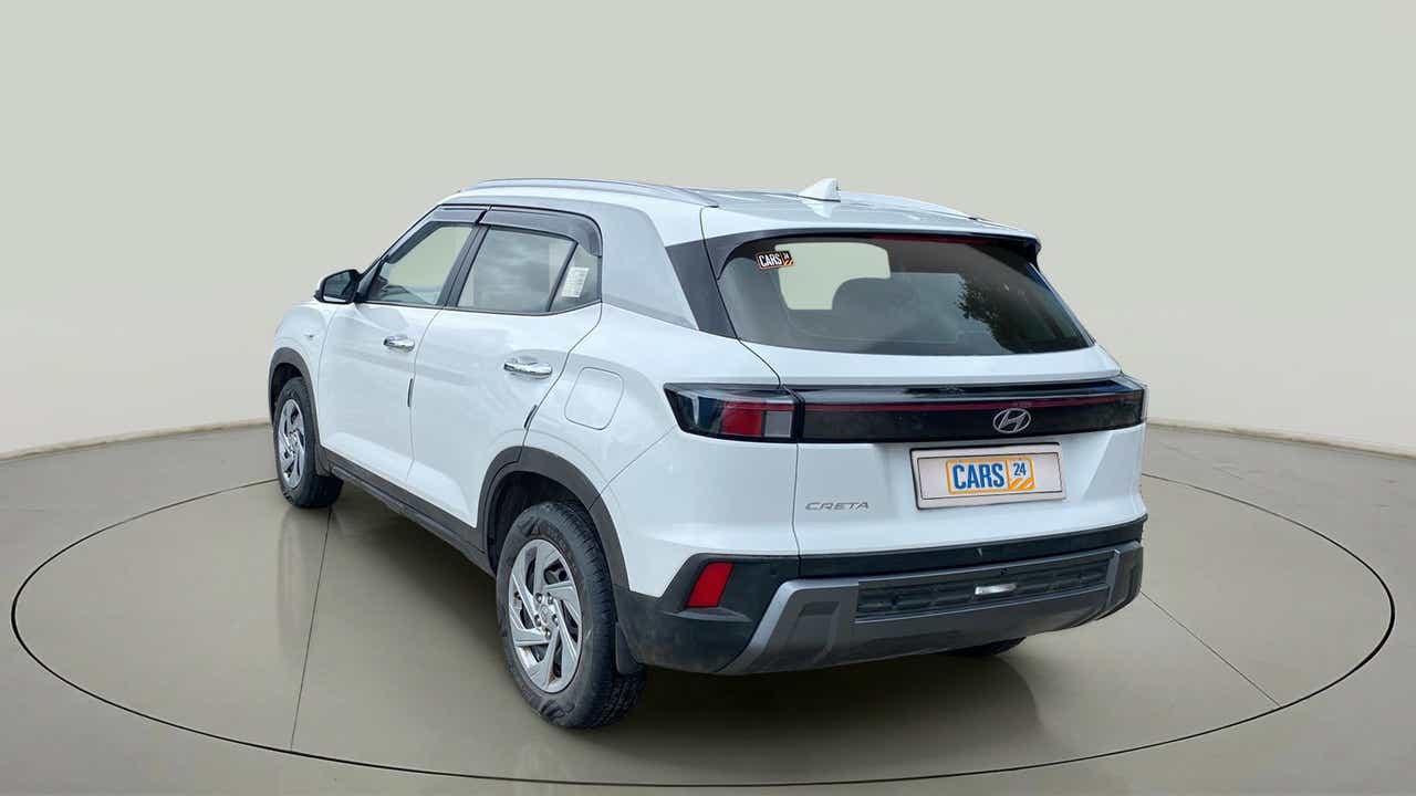Rear three-quarter of a Atlas White with Abyss Black Hyundai Creta