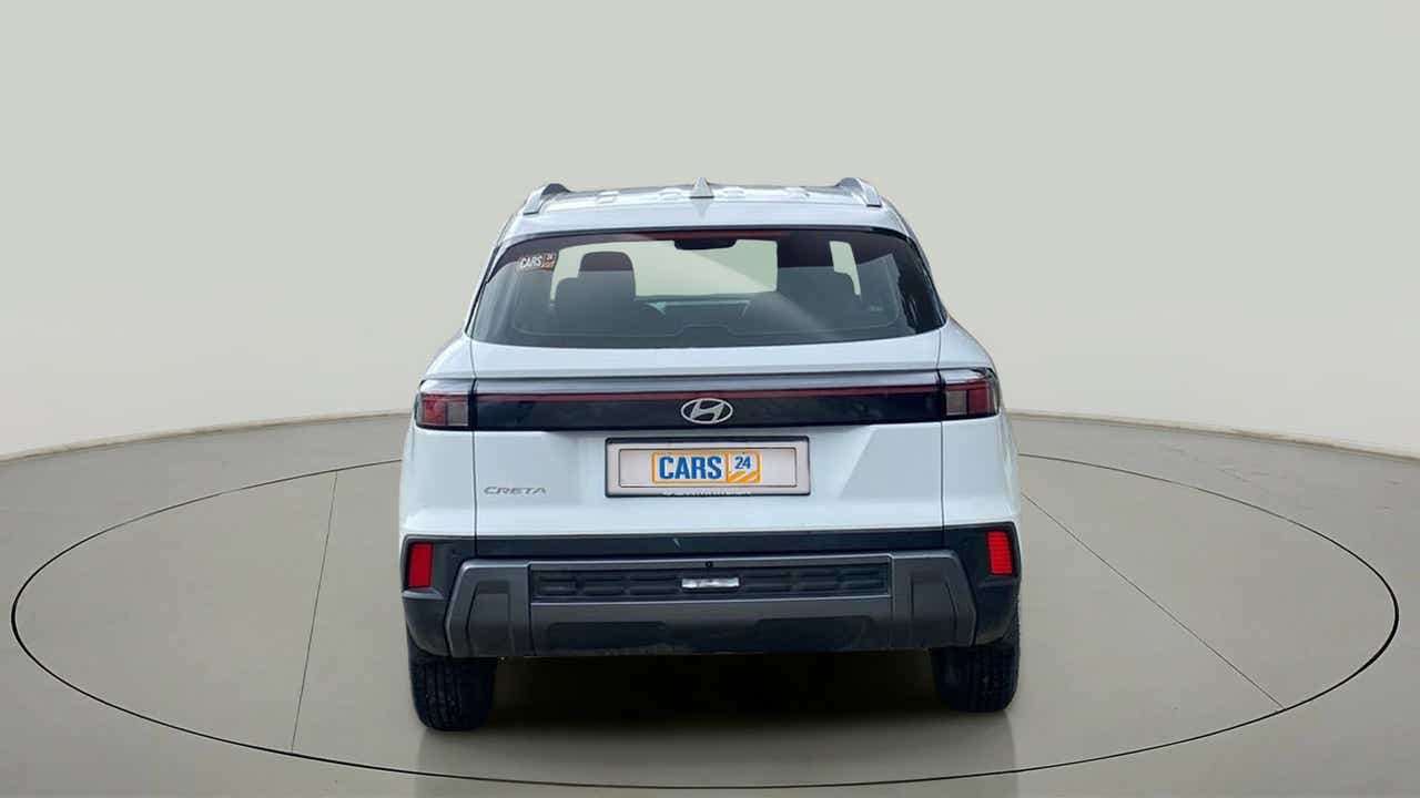 Rear view of a atlas white with abyss black Hyundai Creta