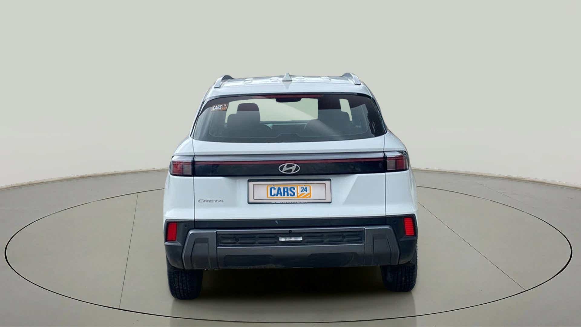 Rear view of a atlas white with abyss black Hyundai Creta