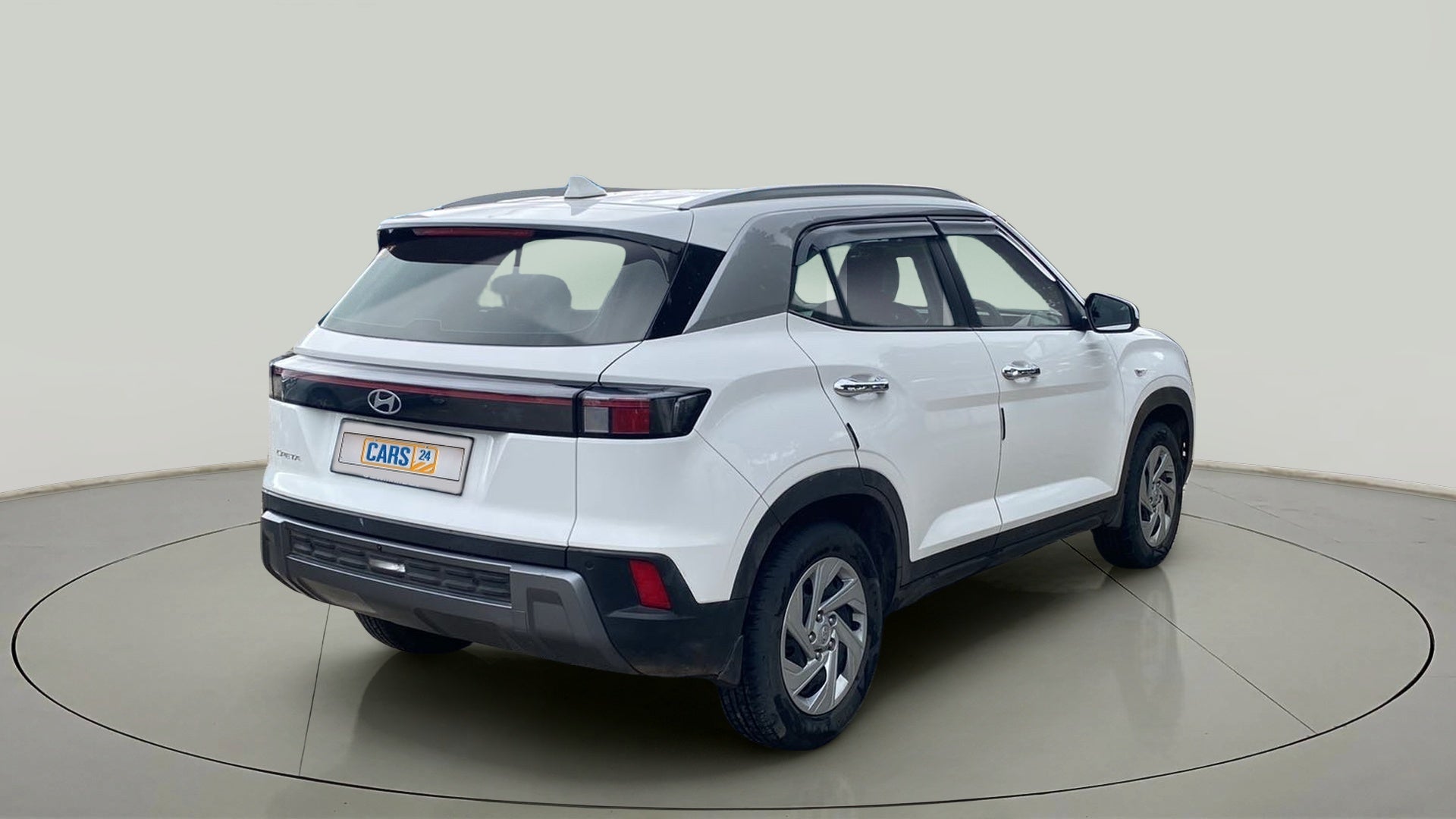 Rear three-quarter view of a Atlas White with Abyss Black Hyundai Creta