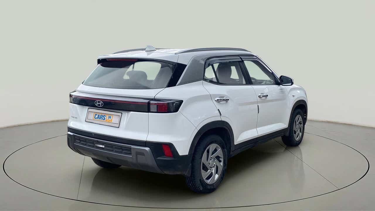 Rear three-quarter view of a Atlas White with Abyss Black Hyundai Creta