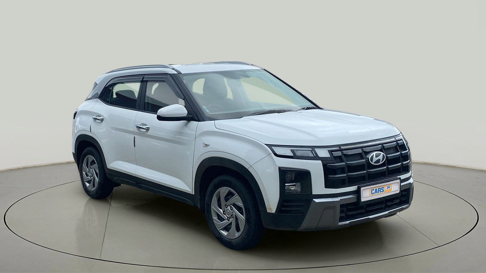 Front three-quarter view of a atlas white with abyss black Hyundai Creta