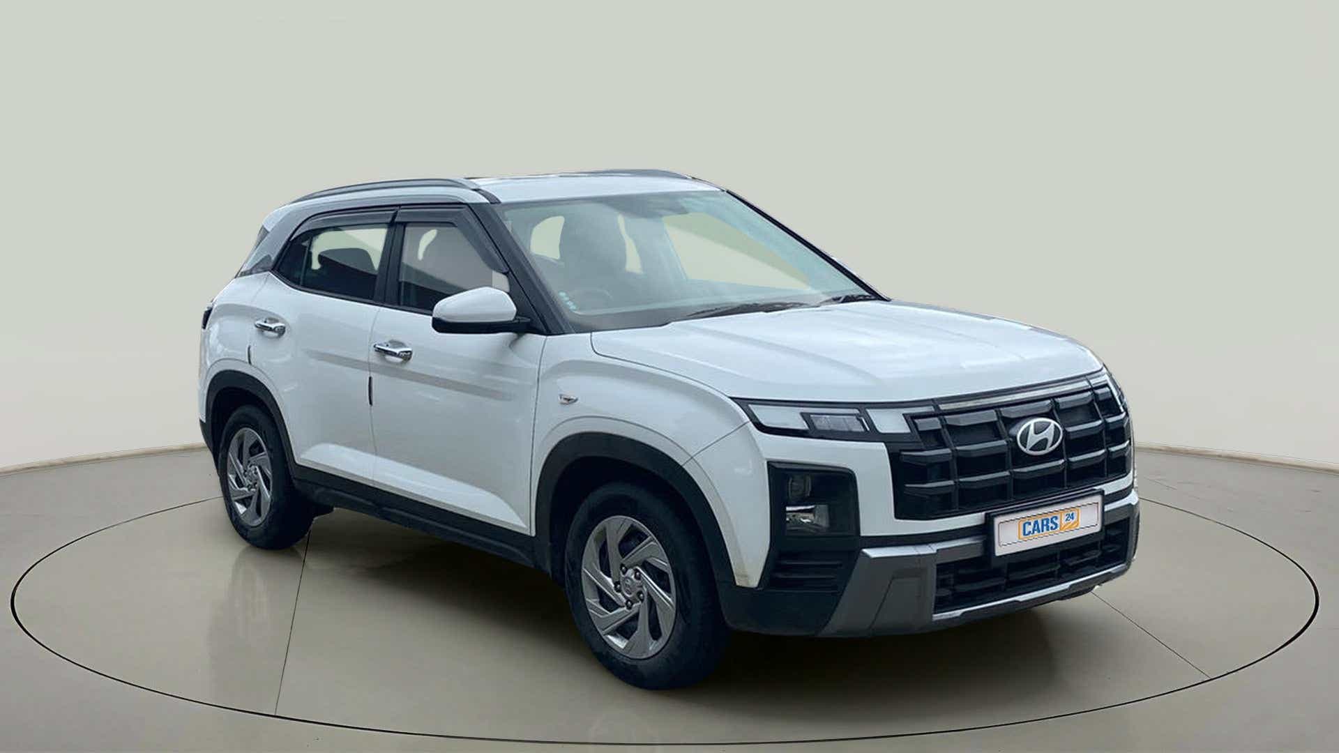 Front three-quarter view of a Atlas White with Abyss Black Hyundai Creta