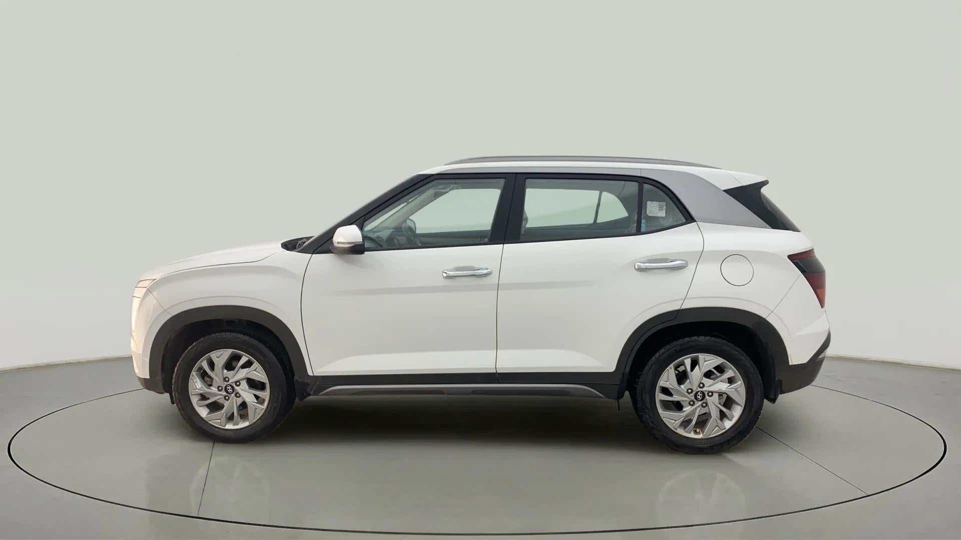 Side view of a Hyundai Creta 2018-2023