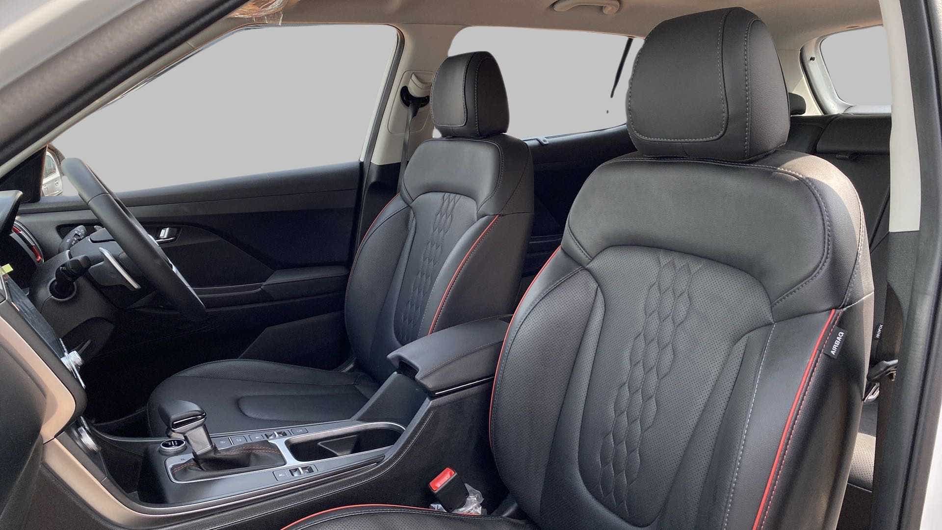 Front interior seats and dashboard of a Hyundai Creta 2018-2023