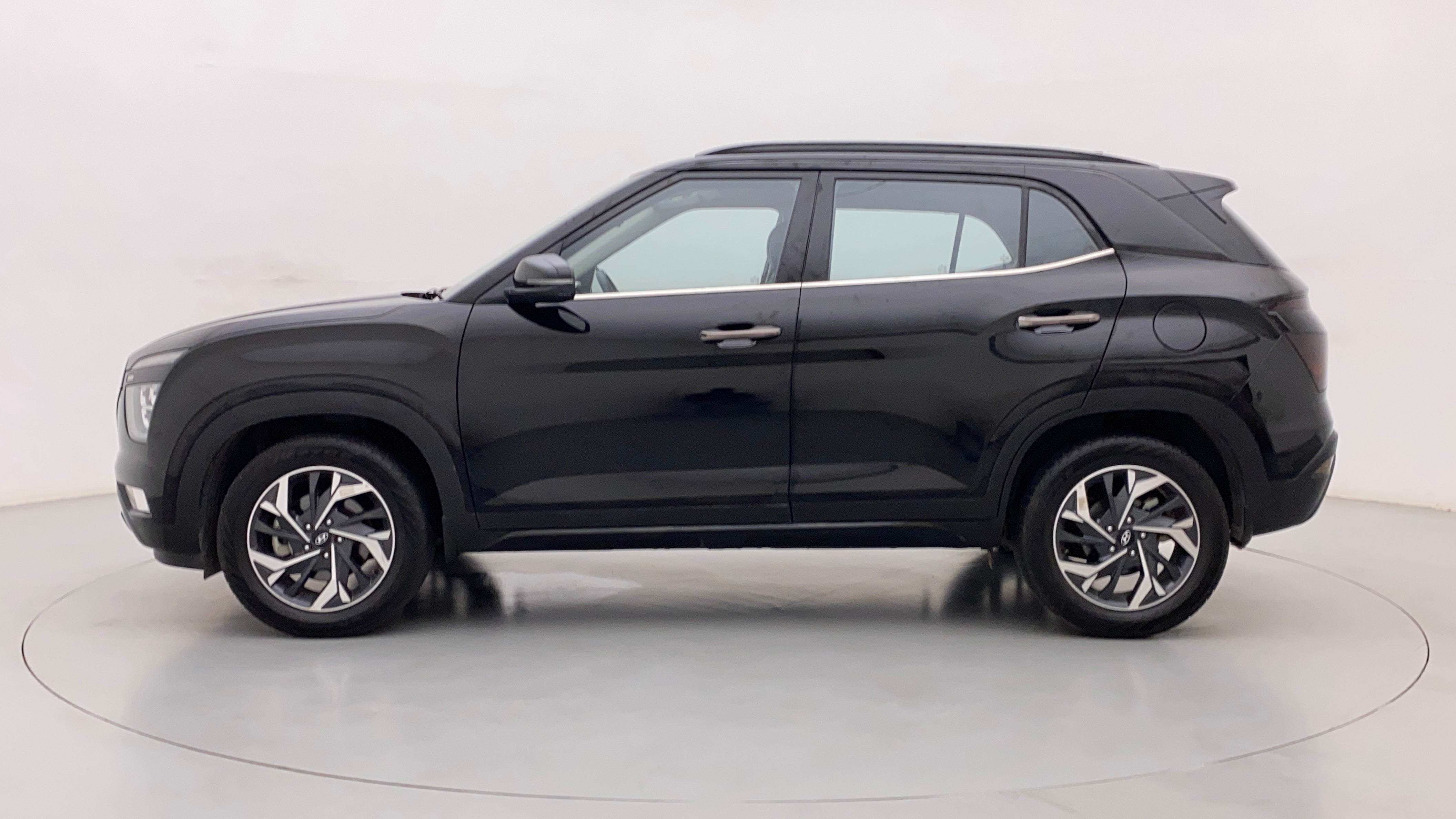 Side view of a Hyundai Creta 2018-2023