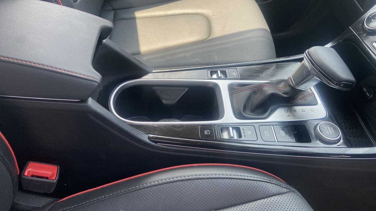 Center console and gear lever of a Hyundai Creta 2018-2023