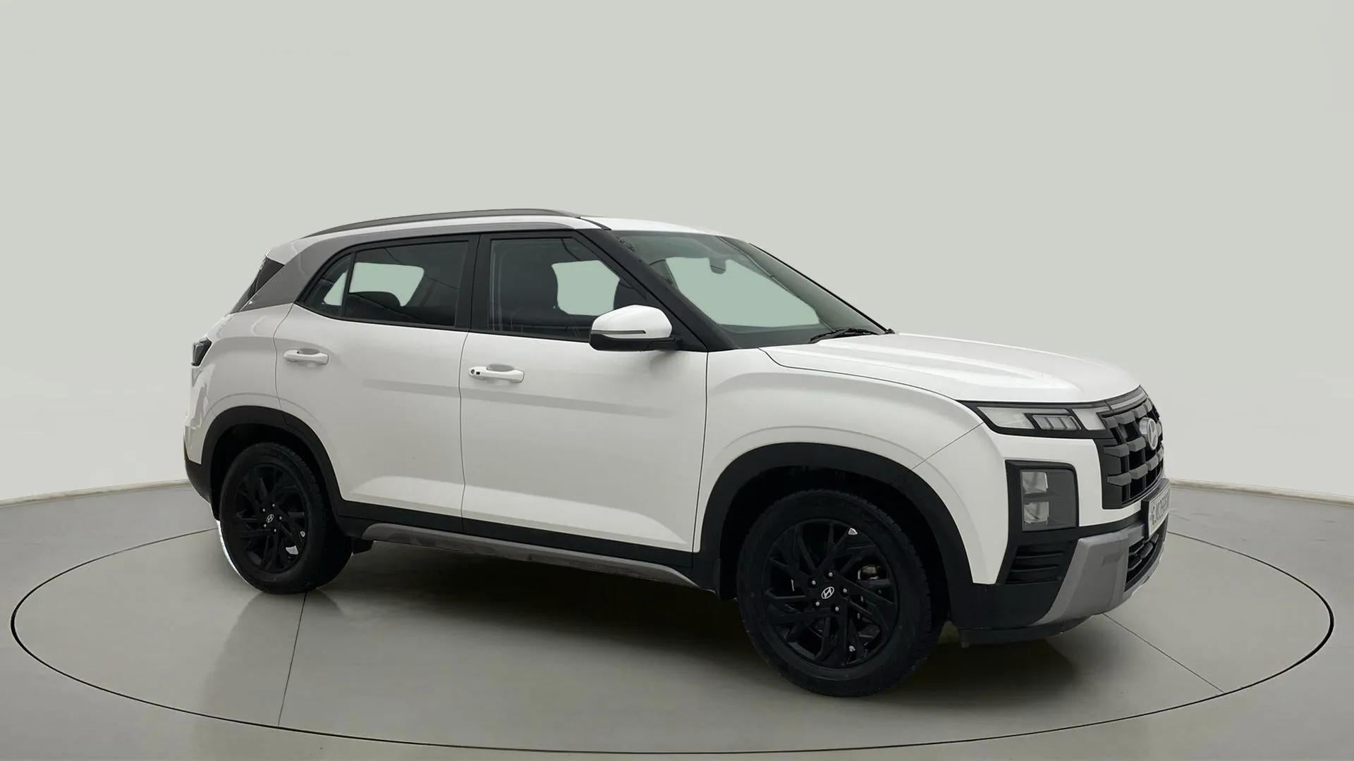 Side view of a Atlas White with Abyss Black Hyundai Creta