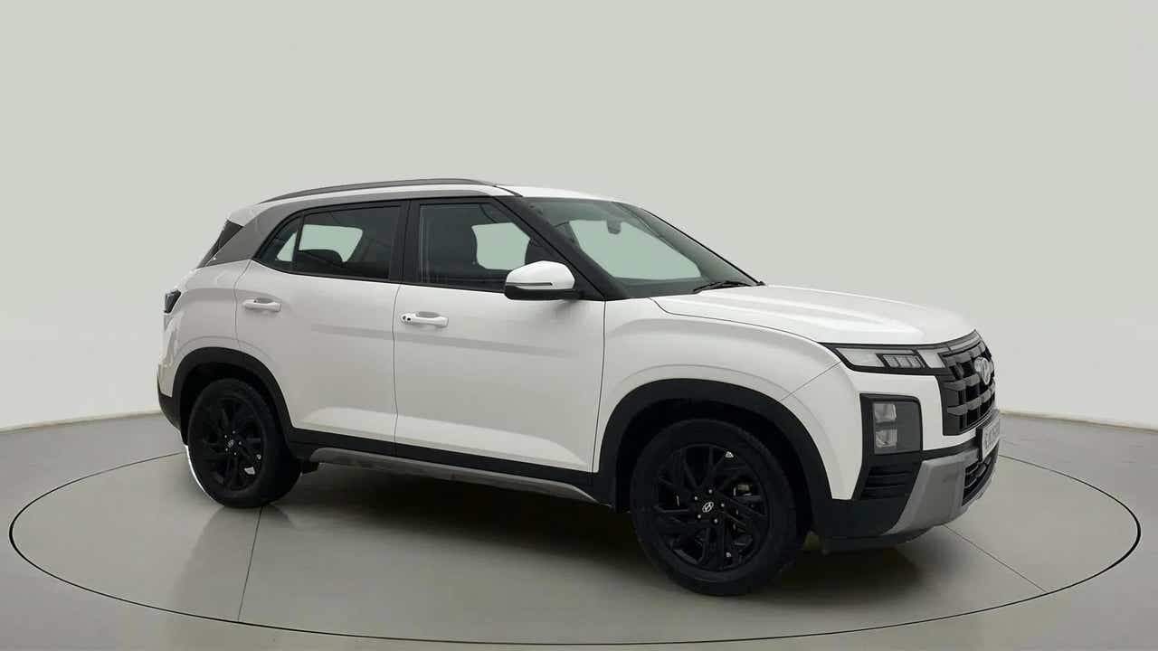 Side view of a Atlas White with Abyss Black Hyundai Creta