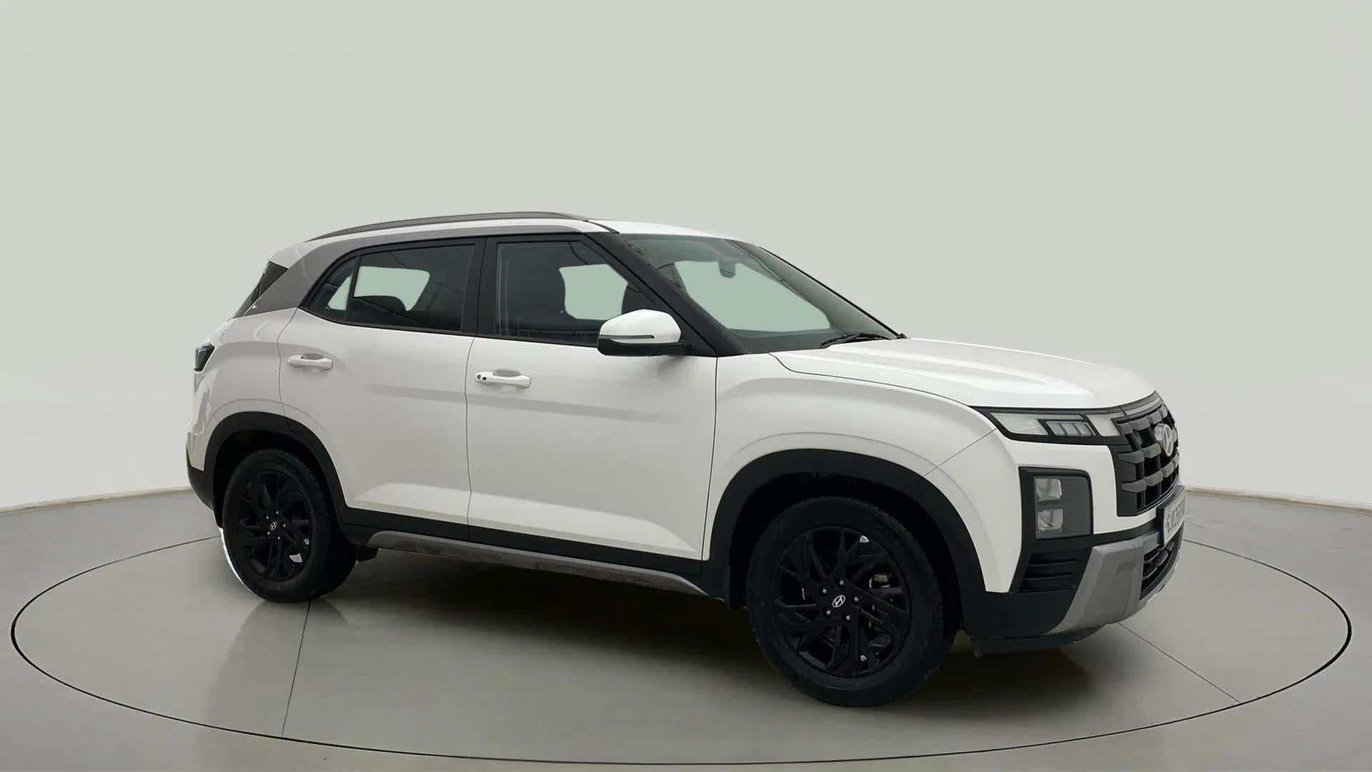 Side view of a Atlas White with Abyss Black Hyundai Creta
