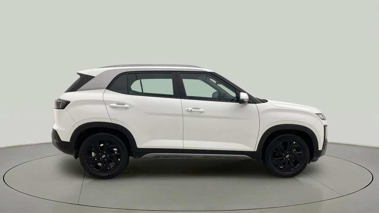 Side view of a Atlas White with Abyss Black Hyundai Creta