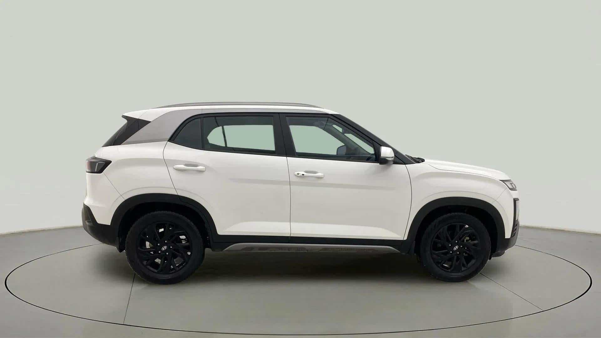 Side view of a Atlas White with Abyss Black Hyundai Creta