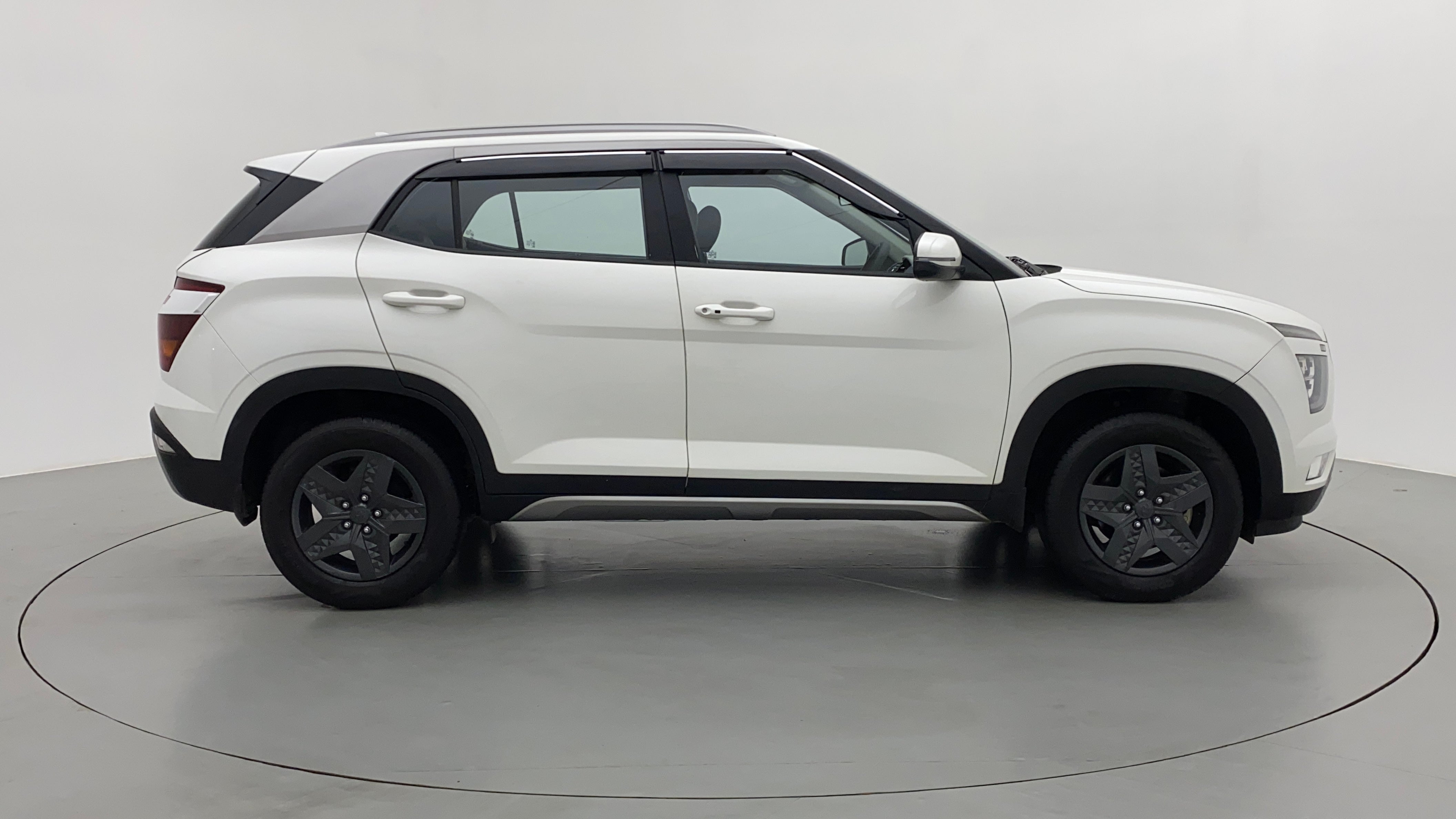 Side view of a Hyundai Creta 2018-2023