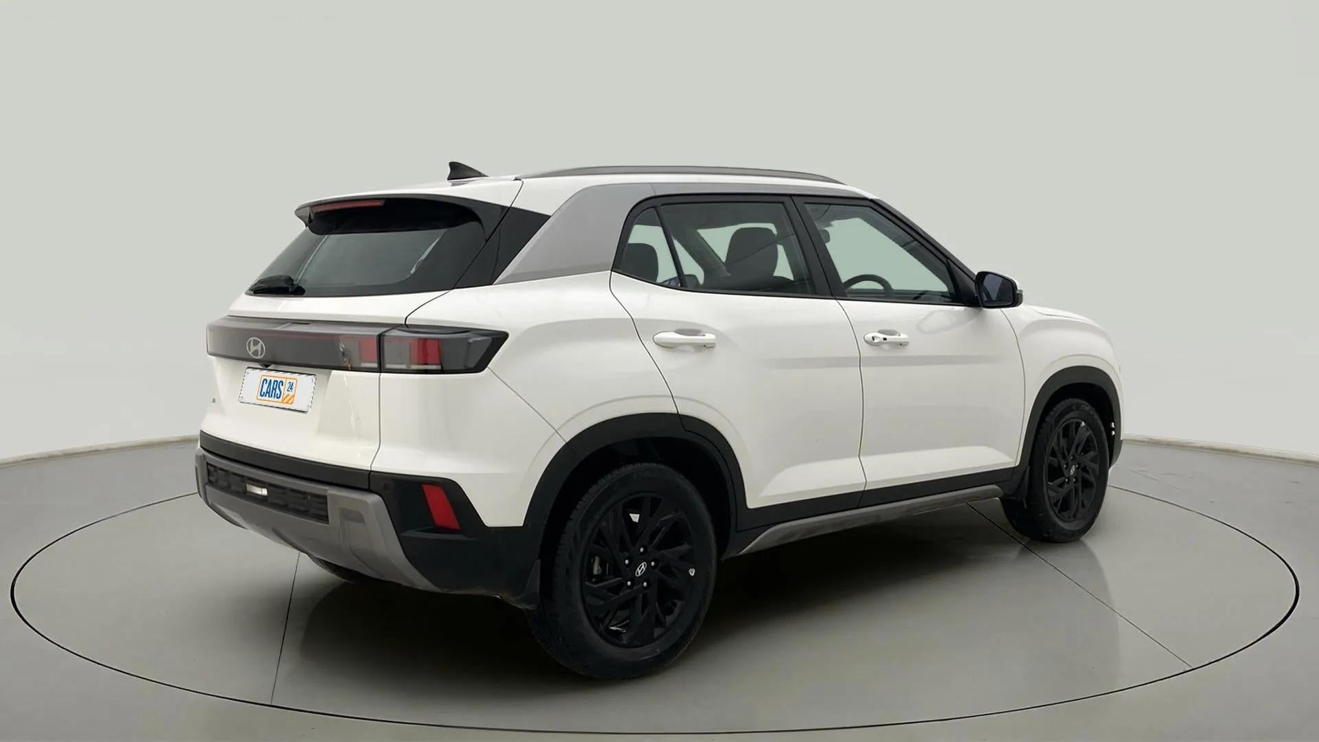 Rear three-quarter view of a Atlas White with Abyss Black Hyundai Creta