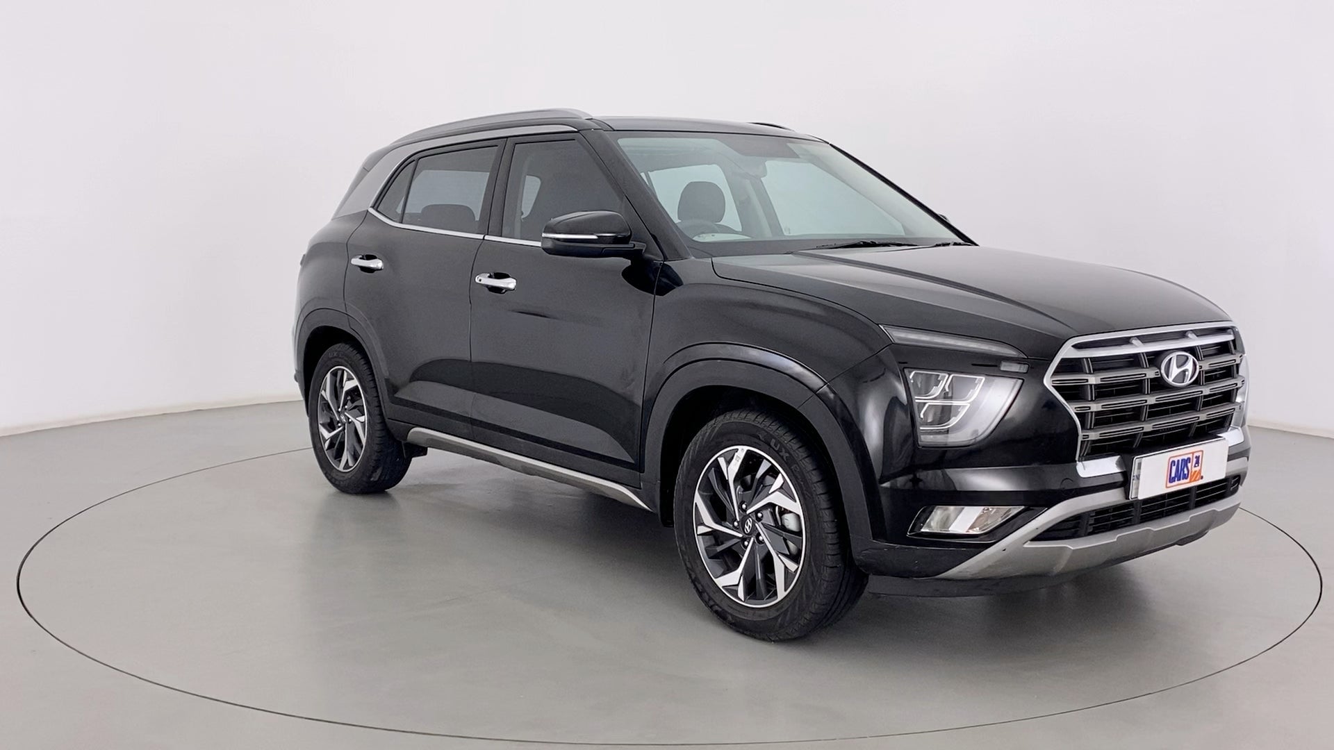 Front three-quarter view of a Abyss Black Hyundai Creta 2018-2023