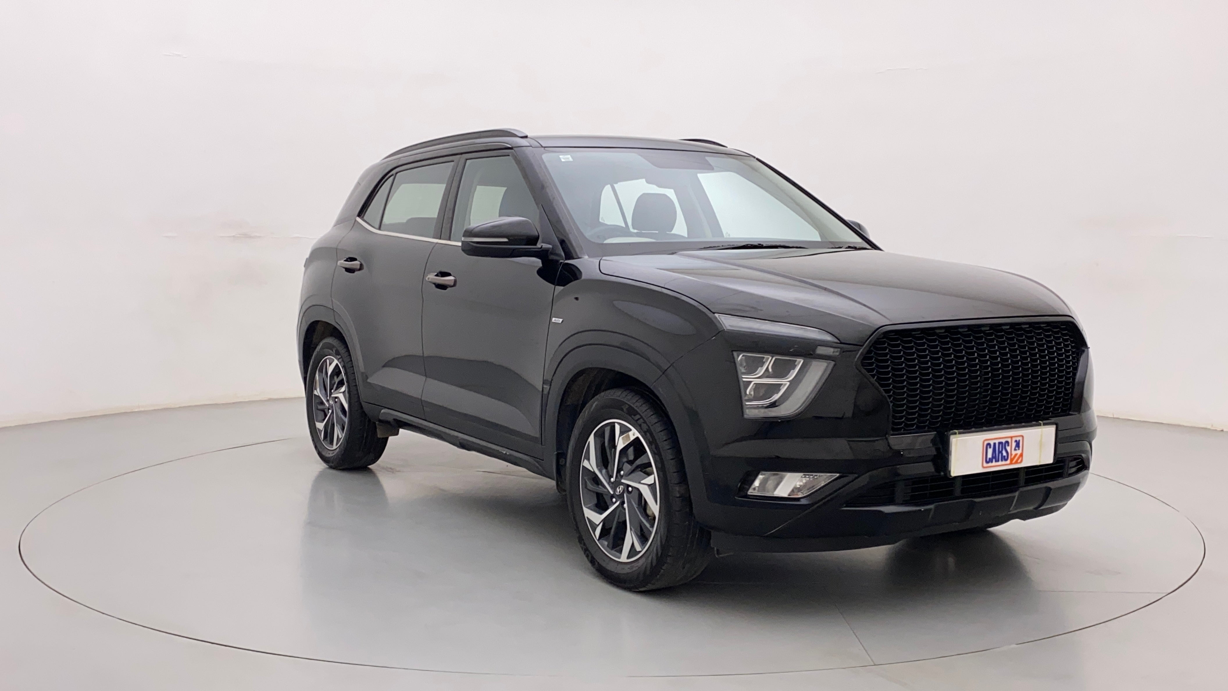 Front three-quarter view of a abyss black Hyundai Creta 2018-2023