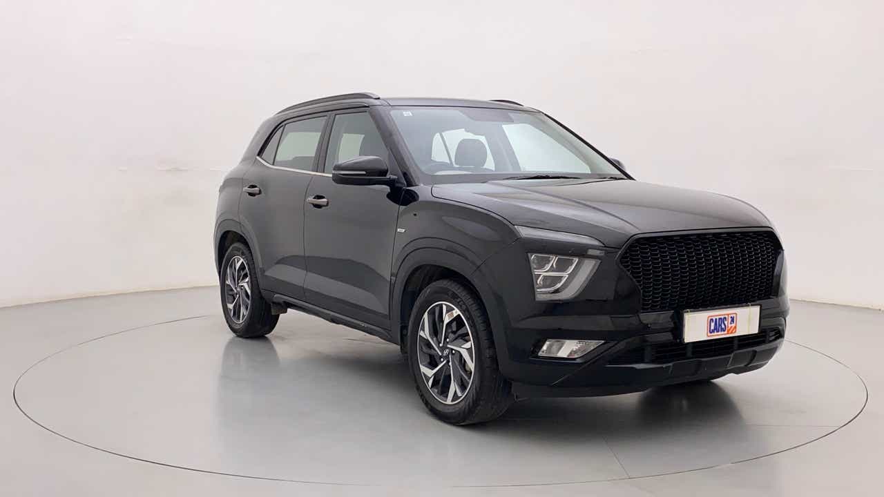 Front three-quarter view of a abyss black Hyundai Creta 2018-2023