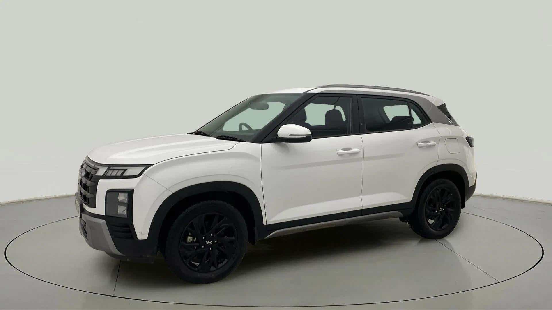 Front three-quarter view of a Atlas White with Abyss Black Hyundai Creta