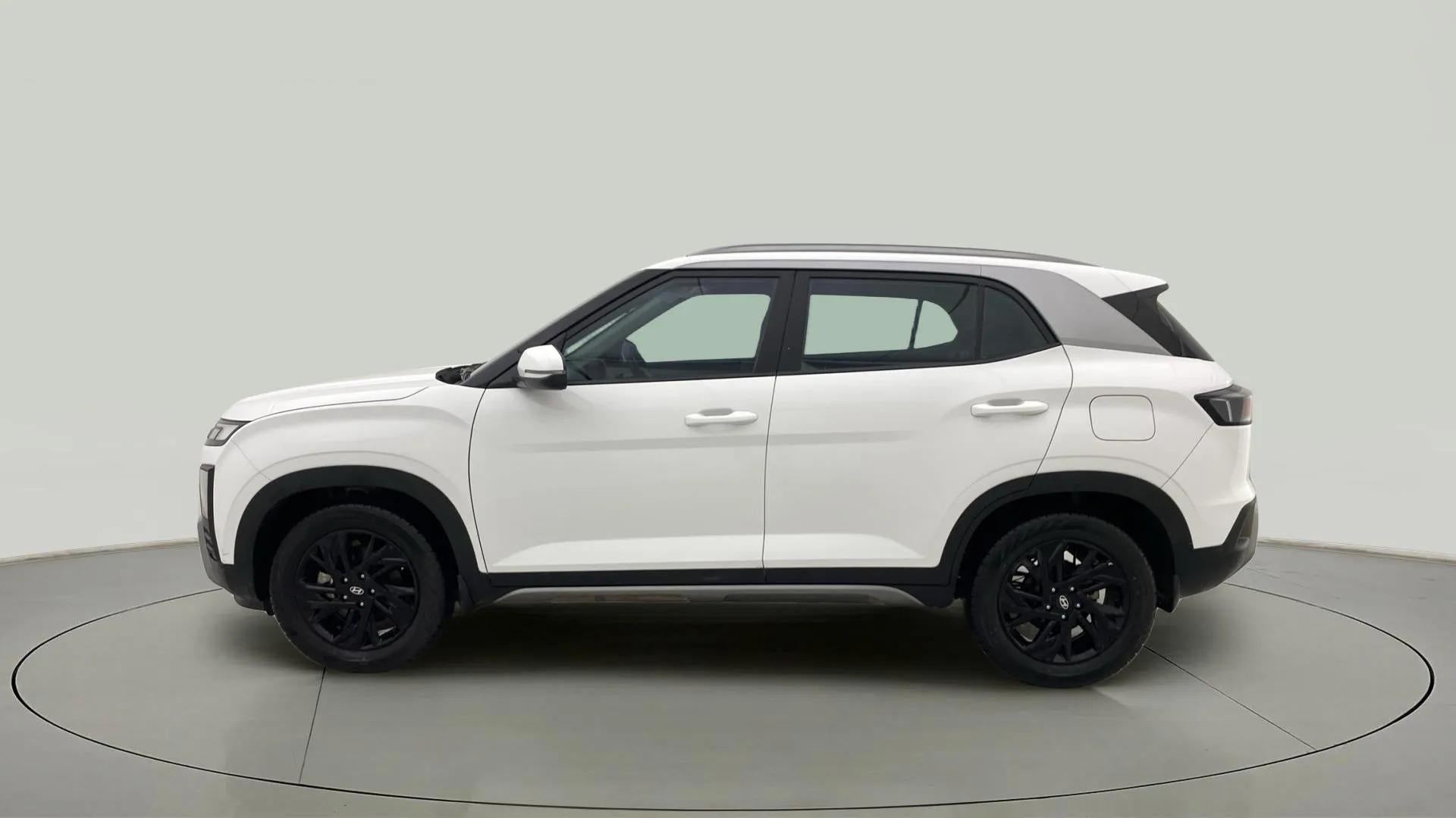 Side view of a atlas white with abyss black Hyundai Creta
