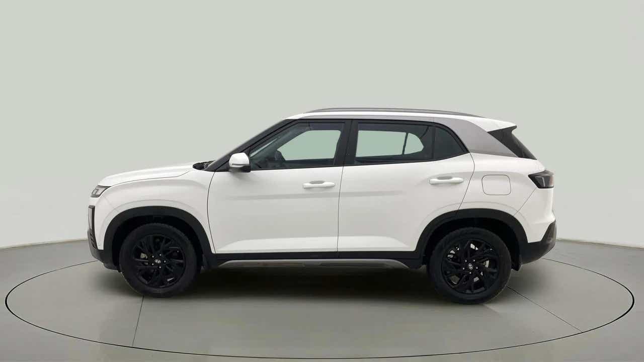 Side view of a atlas white with abyss black Hyundai Creta
