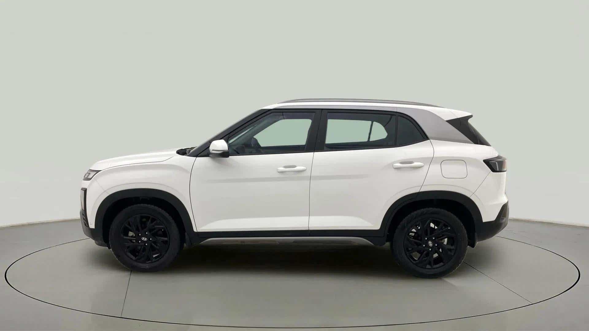 Side view of a atlas white with abyss black Hyundai Creta