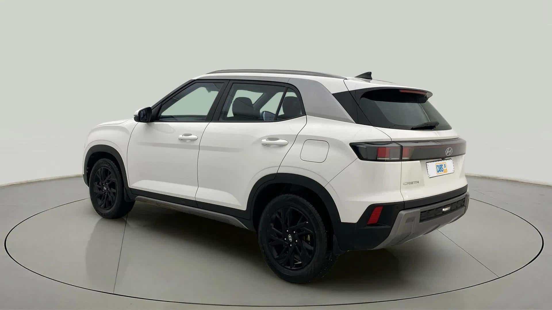 Rear three-quarter of a atlas white with abyss black Hyundai Creta