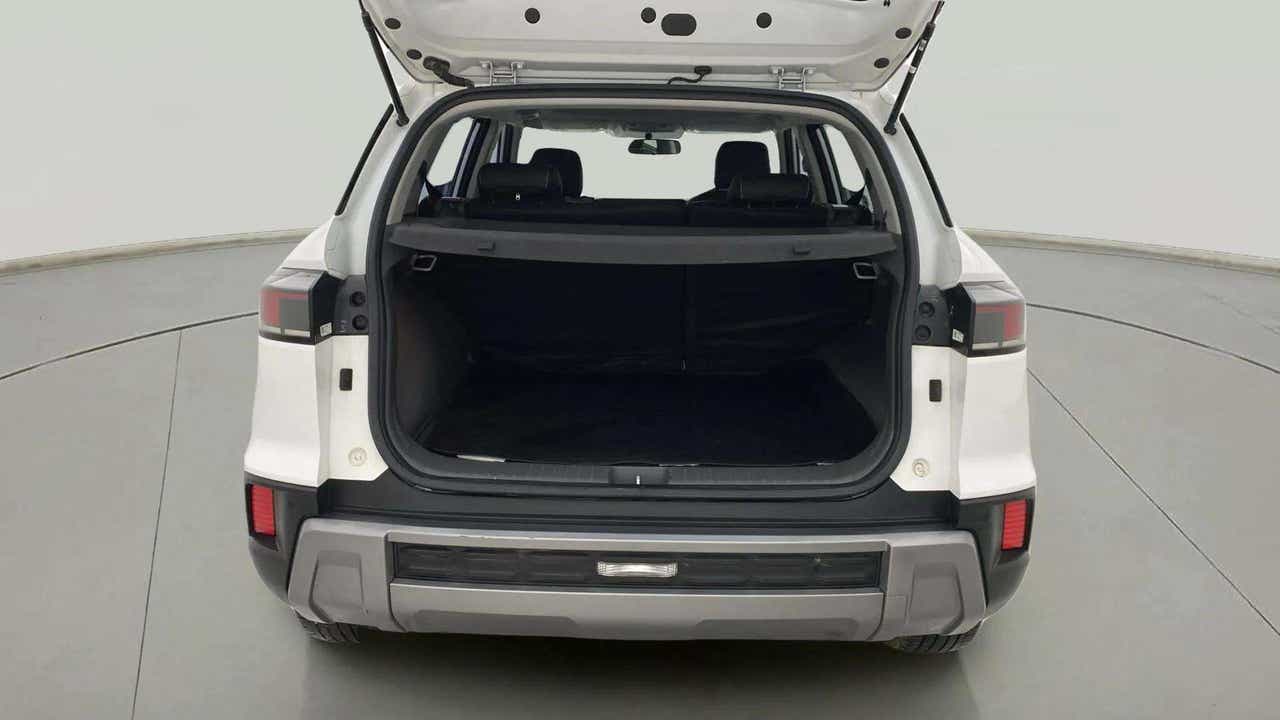 Open boot view of a Atlas White with Abyss Black Hyundai Creta