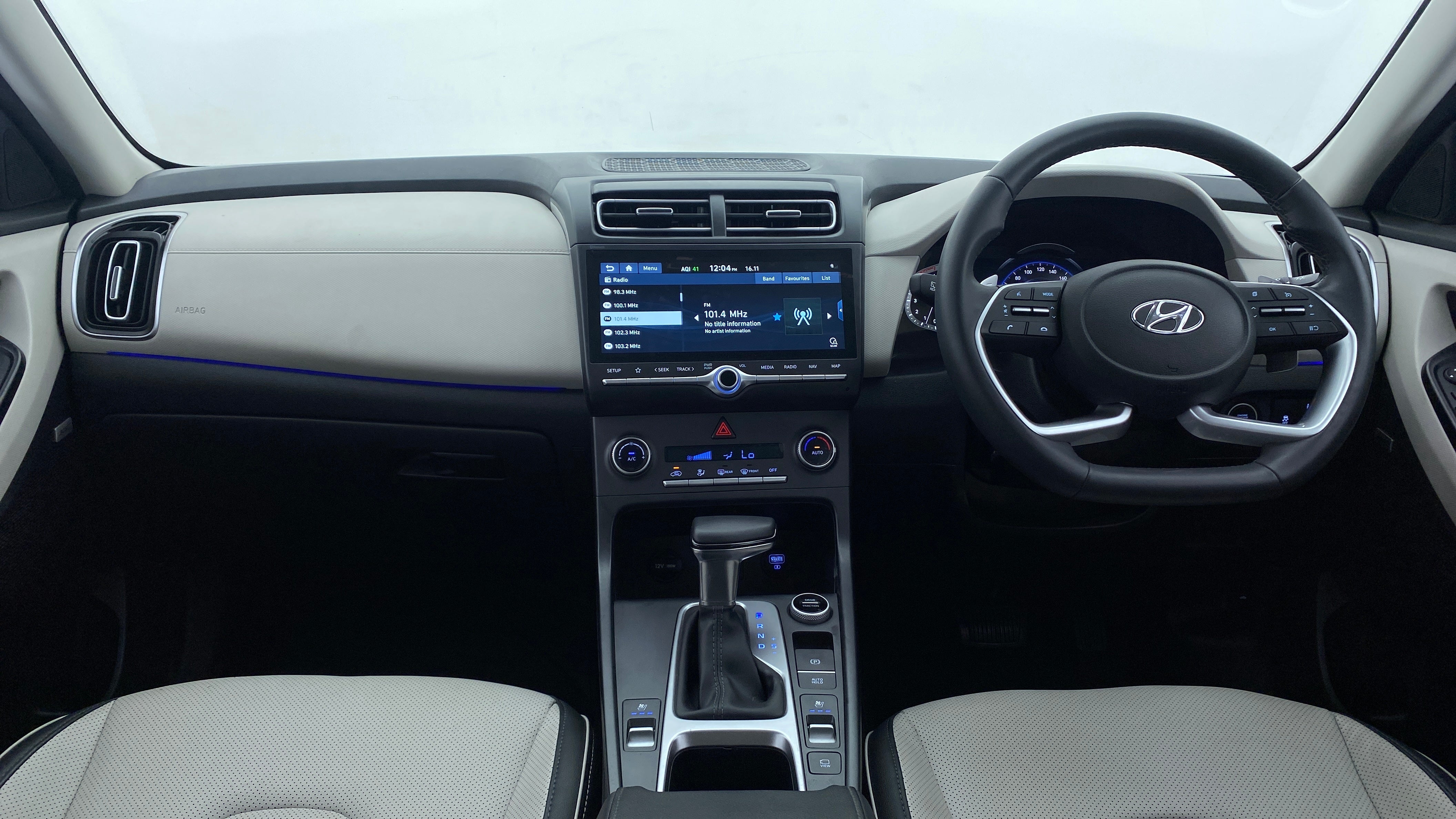 Dashboard and steering wheel of a Hyundai Creta 2018-2023