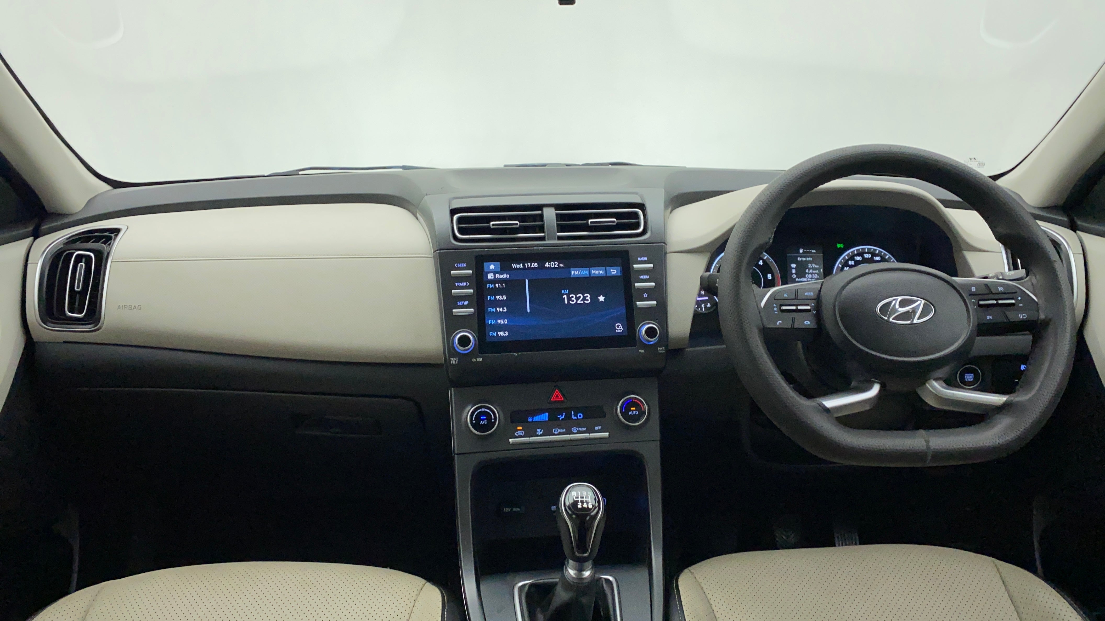 Dashboard and steering wheel of a Hyundai Creta 2018-2023