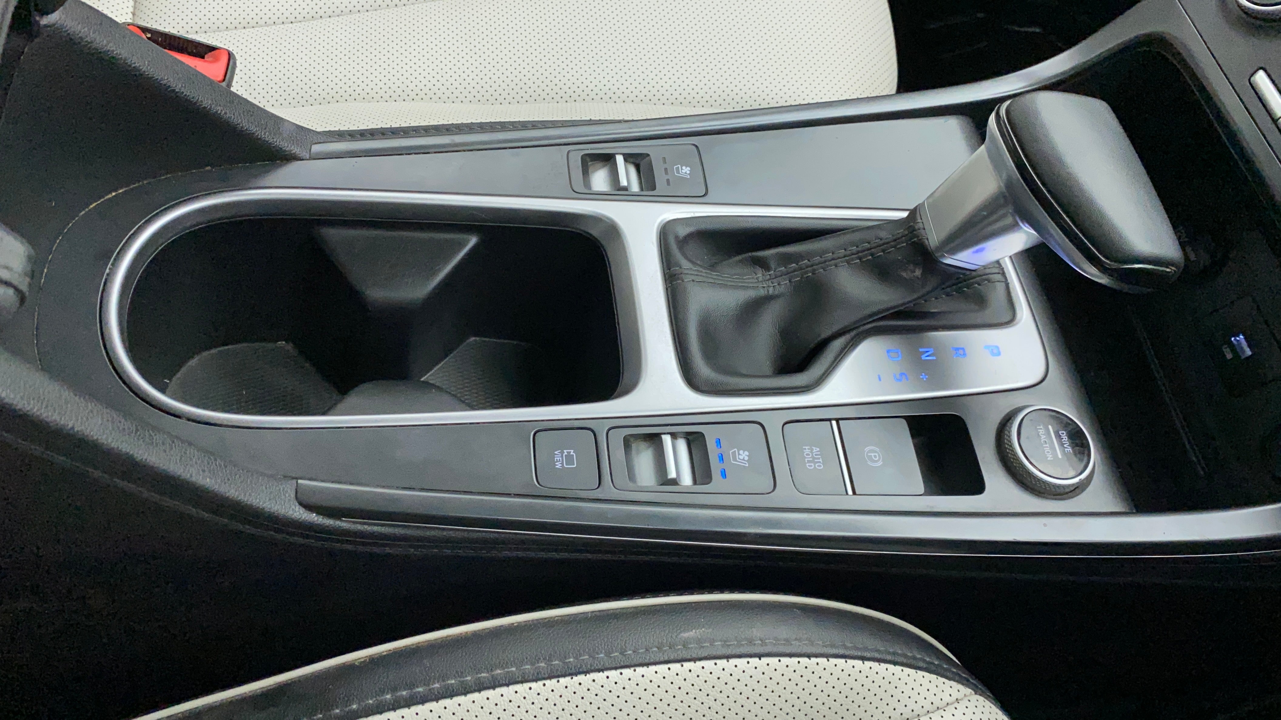 Center console and gear lever of a Hyundai Creta 2018-2023