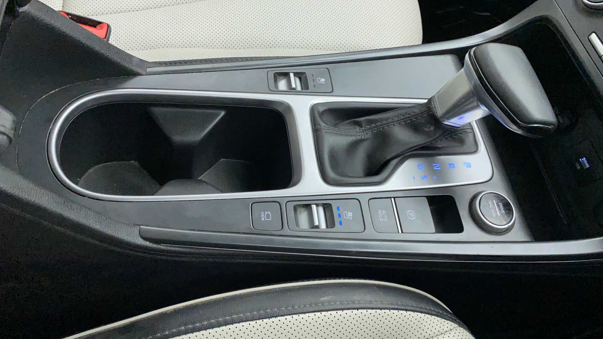 Center console and gear lever of a Hyundai Creta 2018-2023