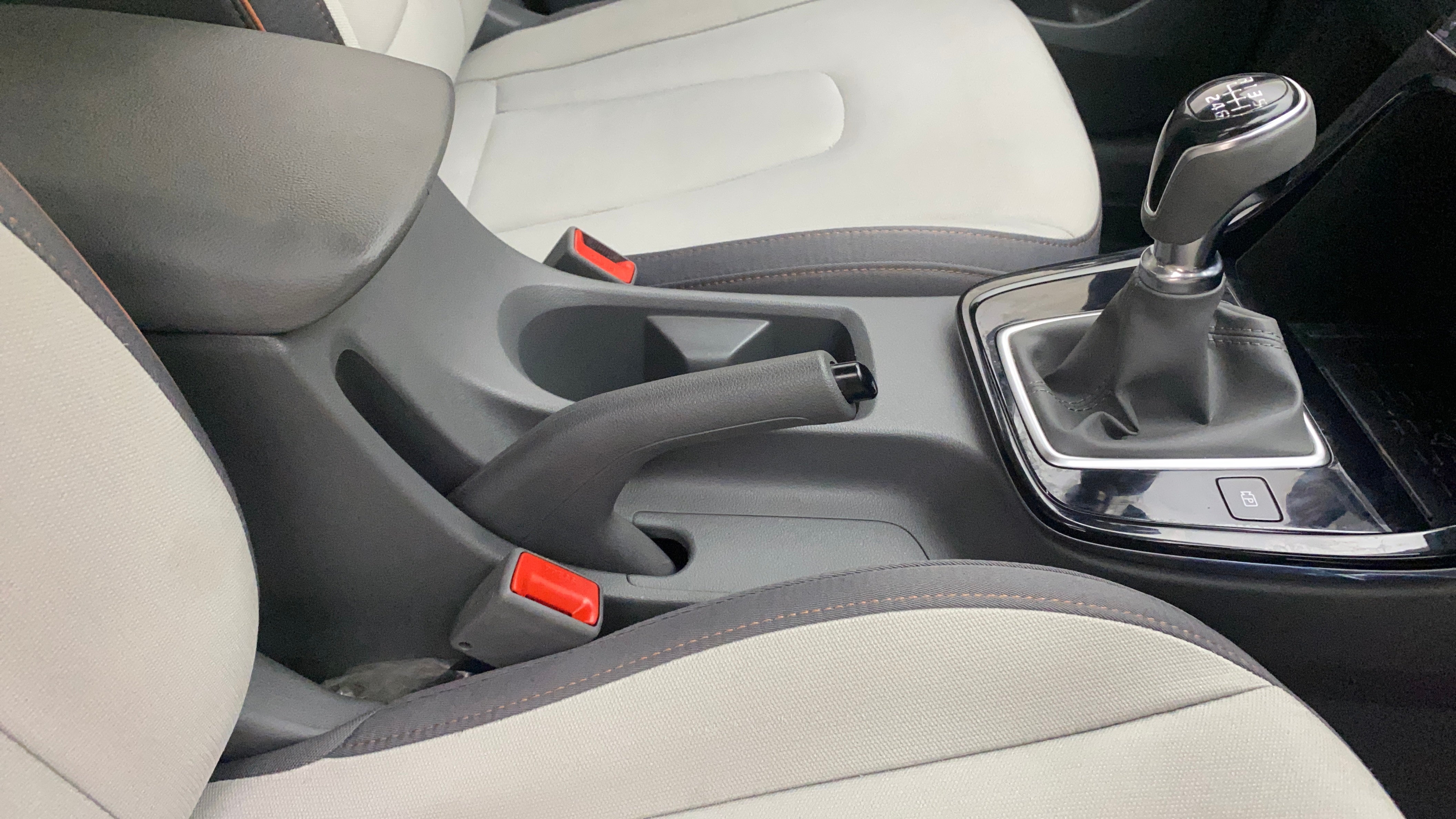 Gear lever and handbrake area of a Hyundai Creta