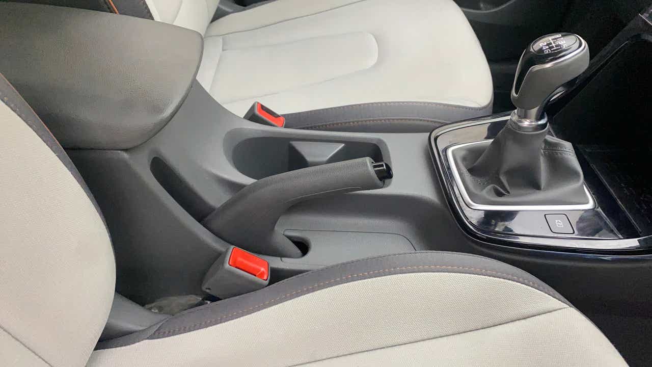Gear lever and handbrake area of a Hyundai Creta