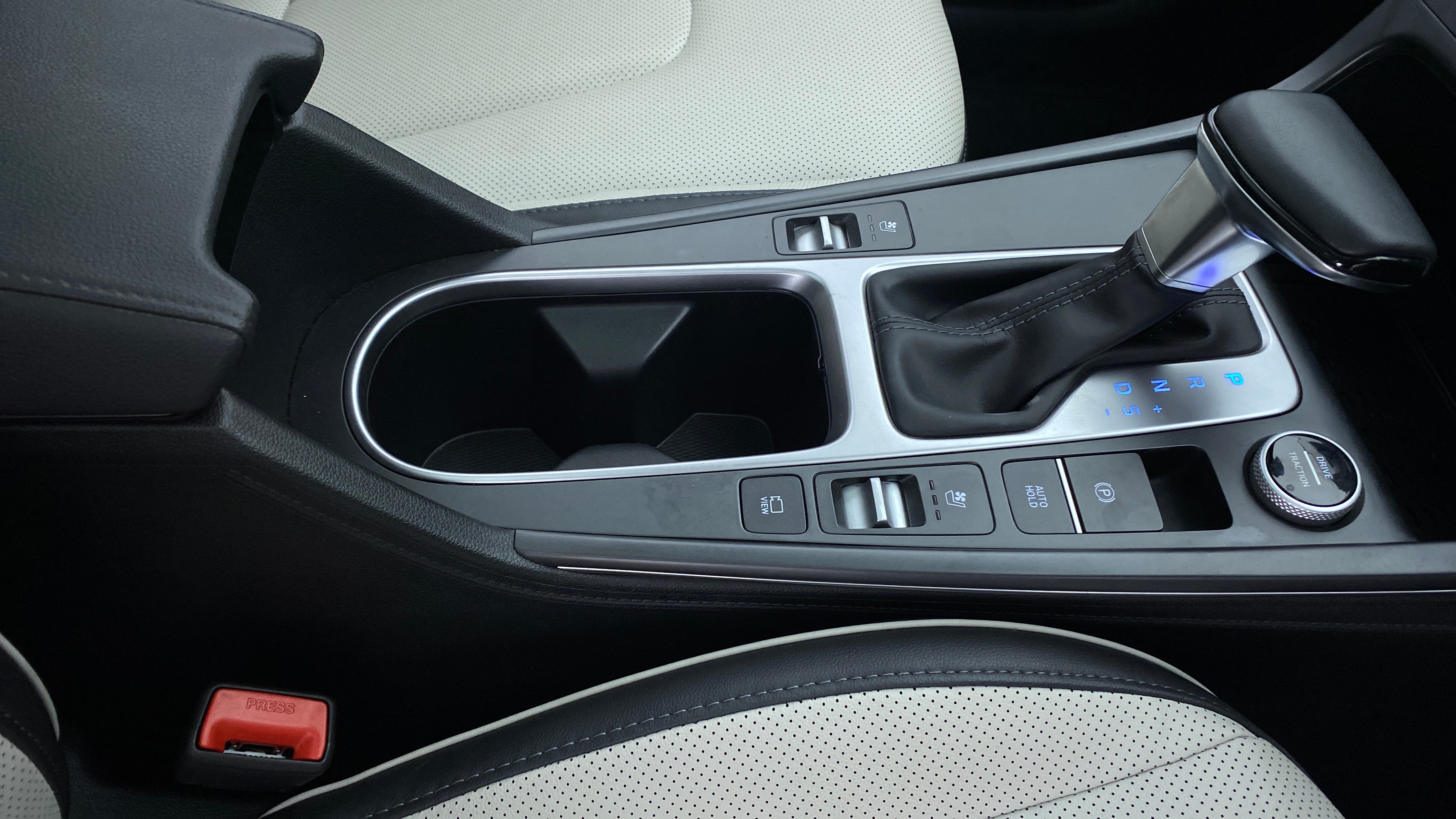 Center console and gear shifter of a Hyundai Creta 2018-2023