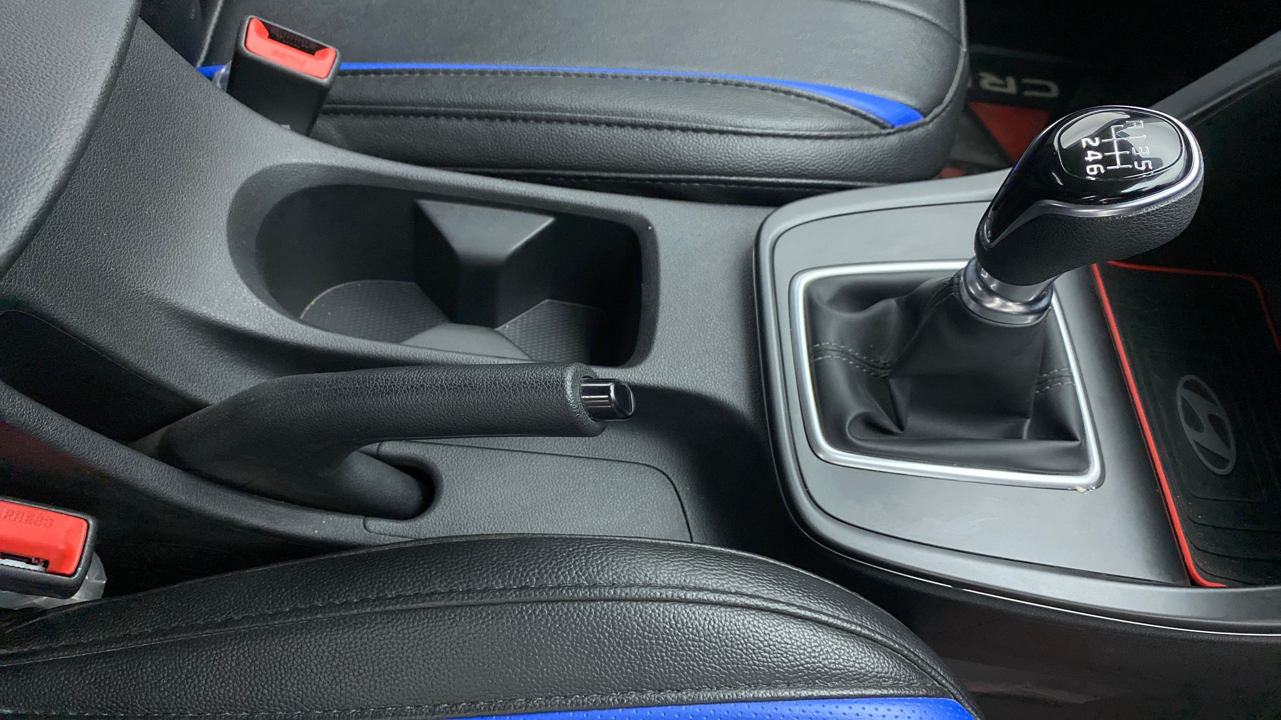 Gearshift and handbrake area of a Hyundai Creta 2018-2023