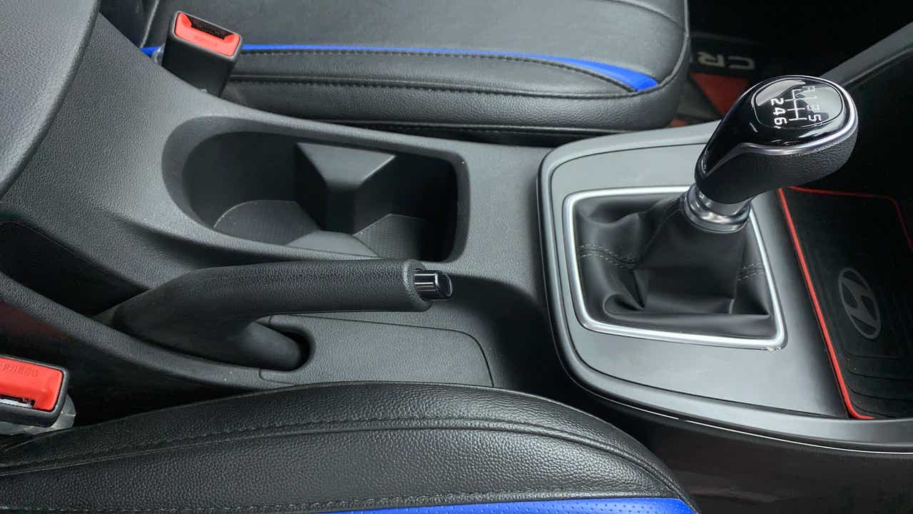 Gearshift and handbrake area of a Hyundai Creta 2018-2023