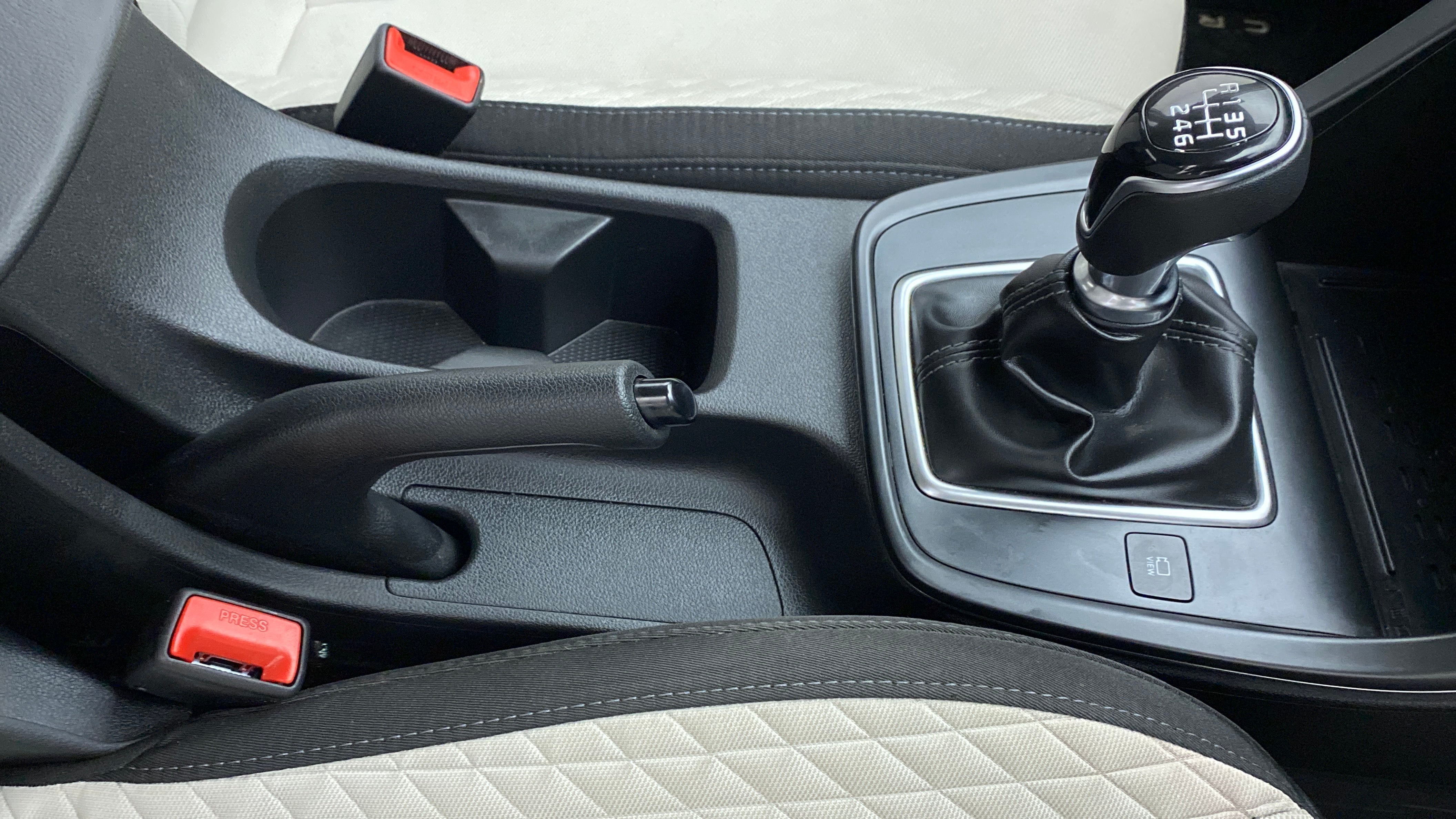 Gear stick and handbrake area of a Hyundai Creta 2018-2023