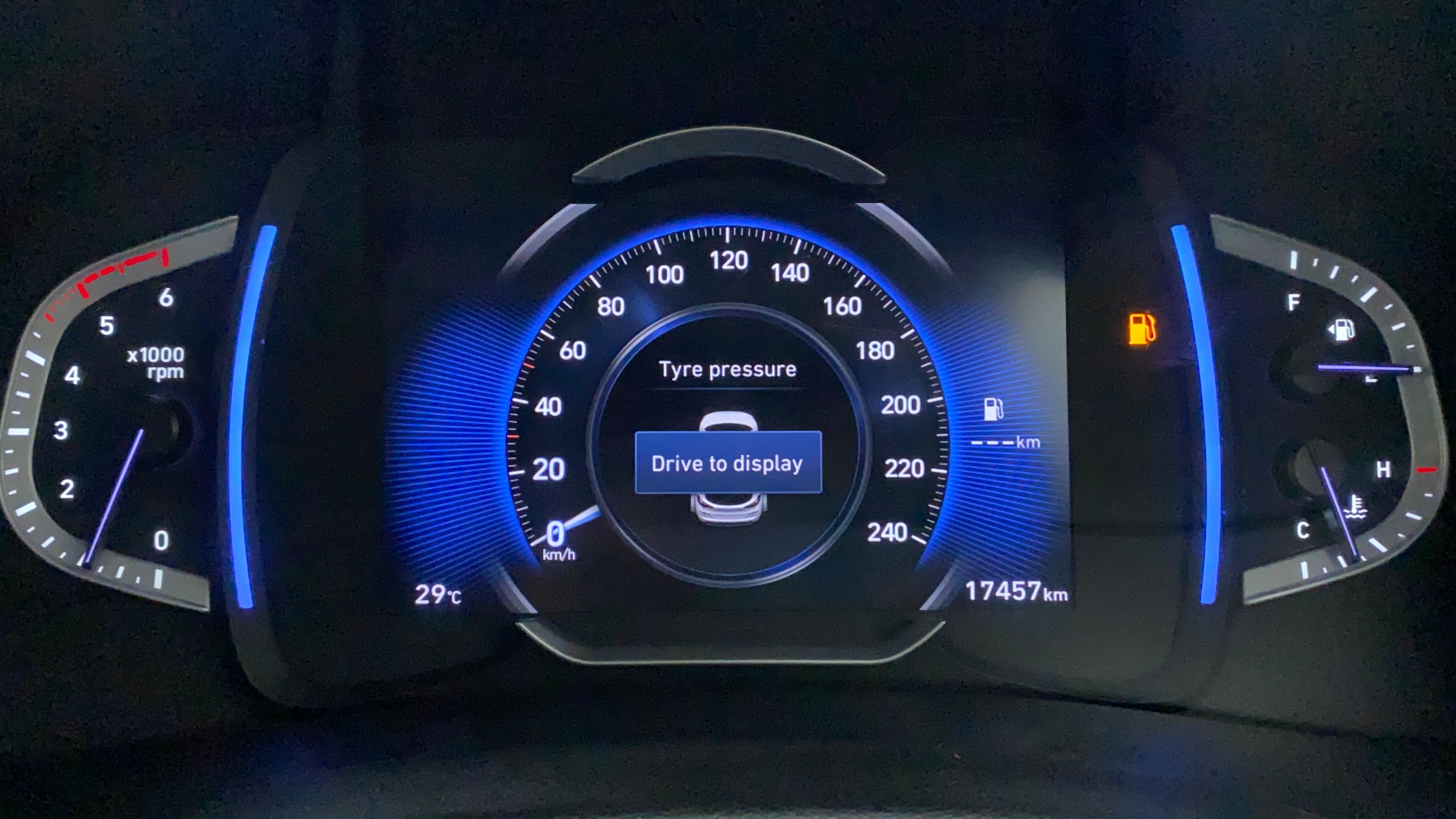 Instrument cluster of a Hyundai Creta 2018-2023 displaying tyre pressure warning