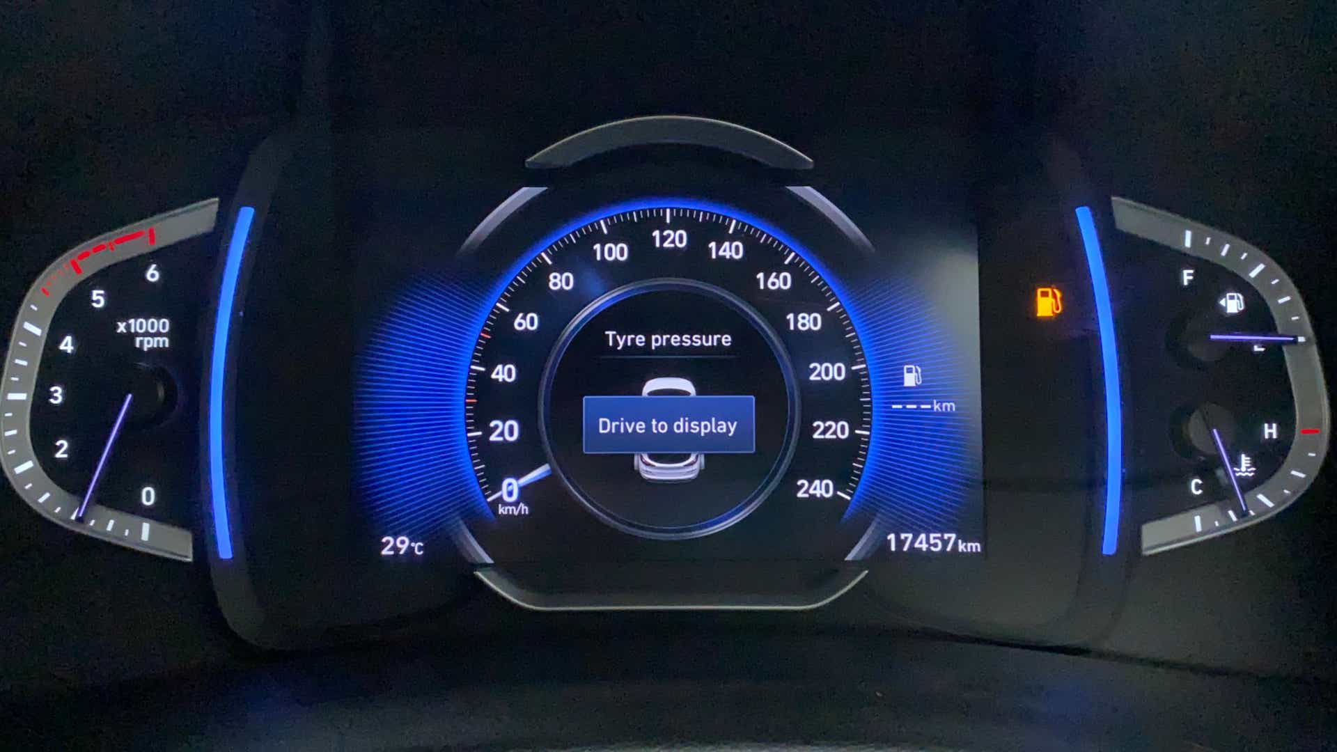 Instrument cluster of a Hyundai Creta 2018-2023 displaying tyre pressure warning