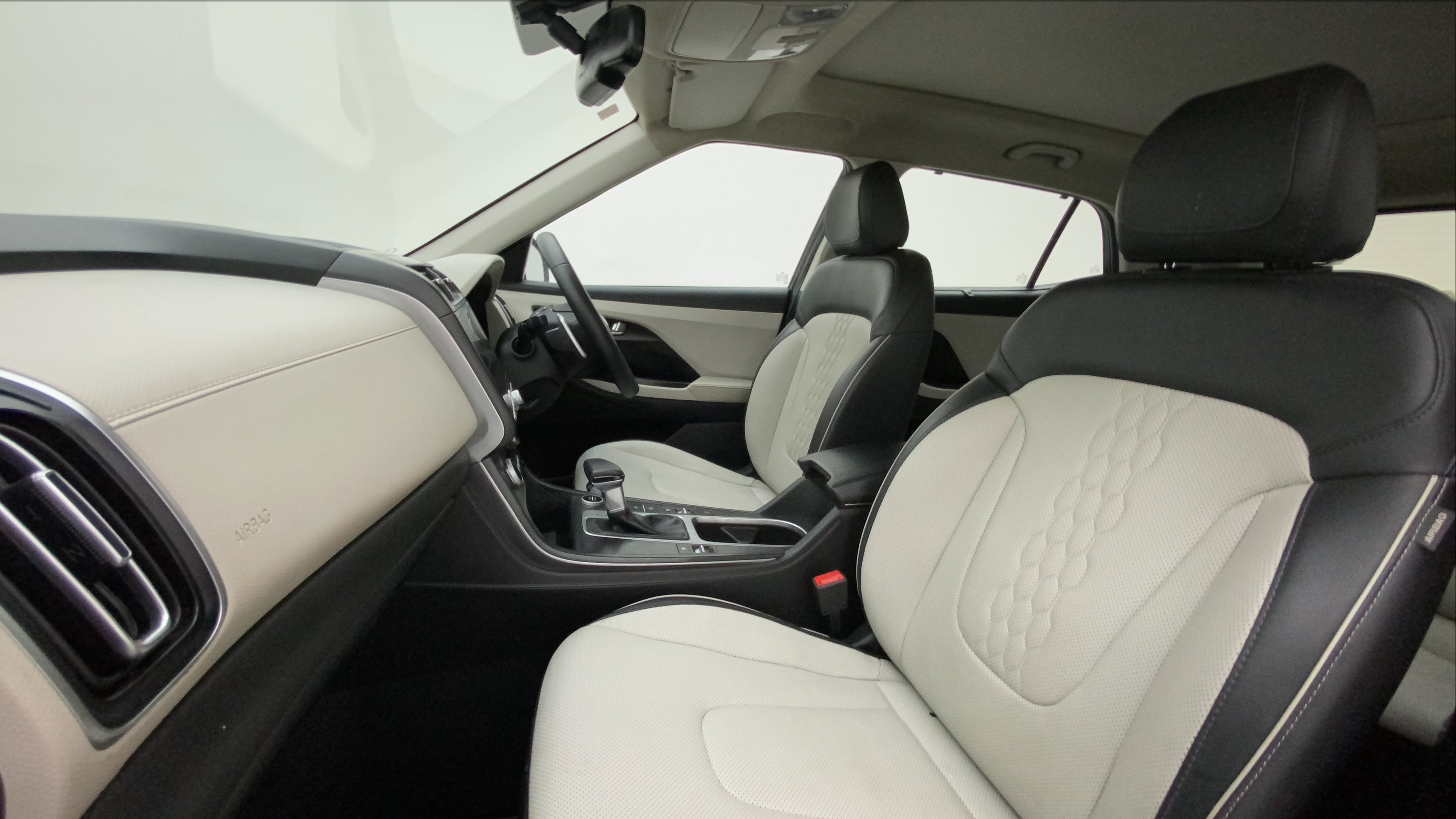Front interior seats and dashboard of a Hyundai Creta 2018-2023