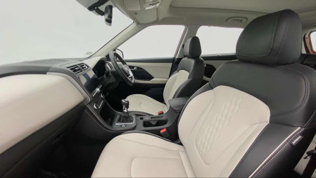 Front interior view of a Hyundai Creta 2018-2023