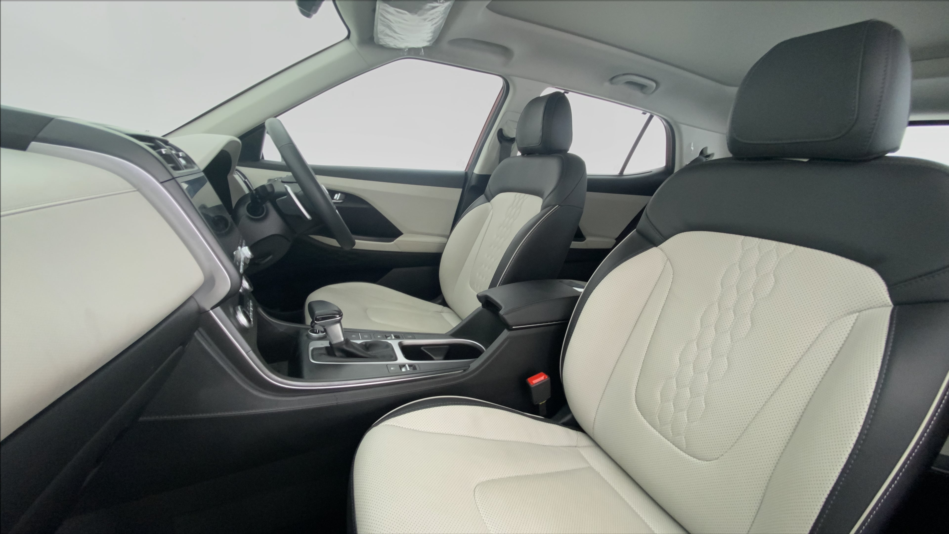 Front seats and dashboard of a Hyundai Creta 2018-2023