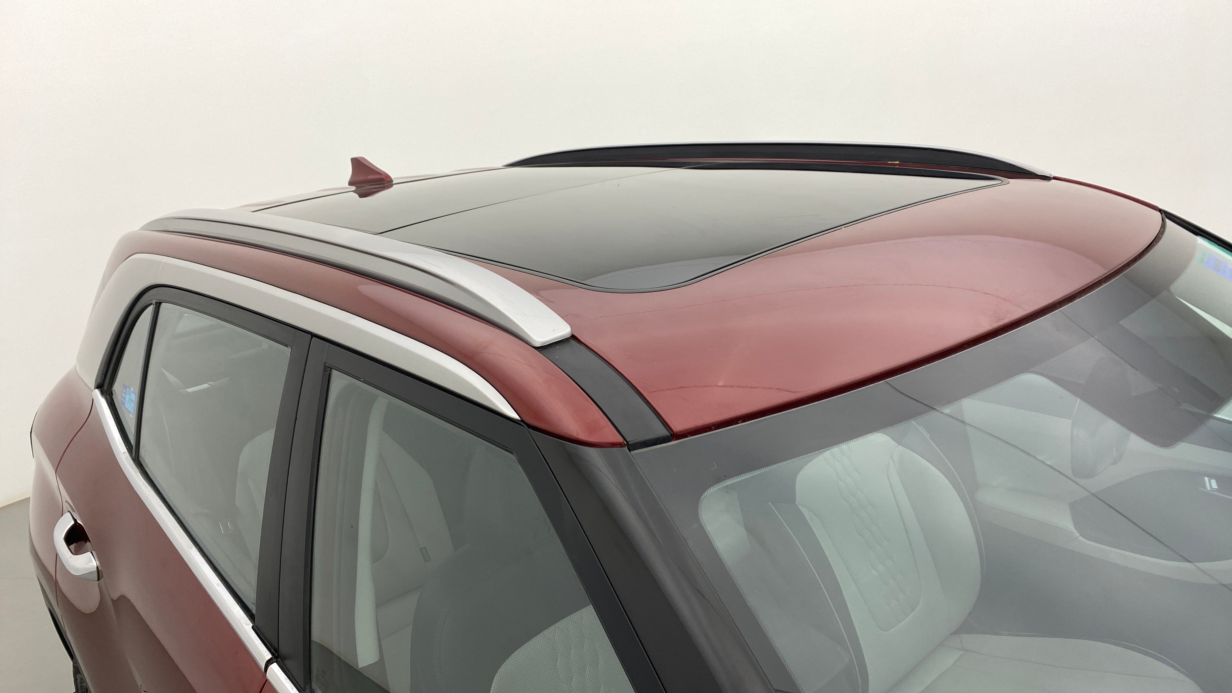 Sunroof and roof rails view of a Hyundai Creta 2018-2023