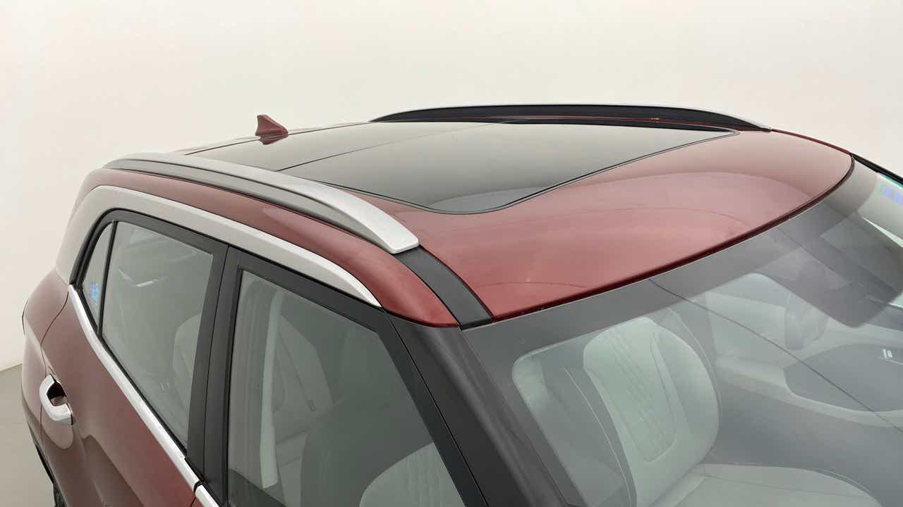 Sunroof and roof rails view of a Hyundai Creta 2018-2023