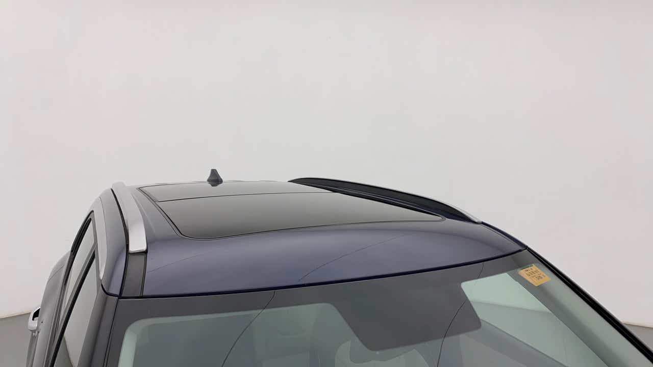 Sunroof and roof rails view of a Hyundai Creta 2018-2023